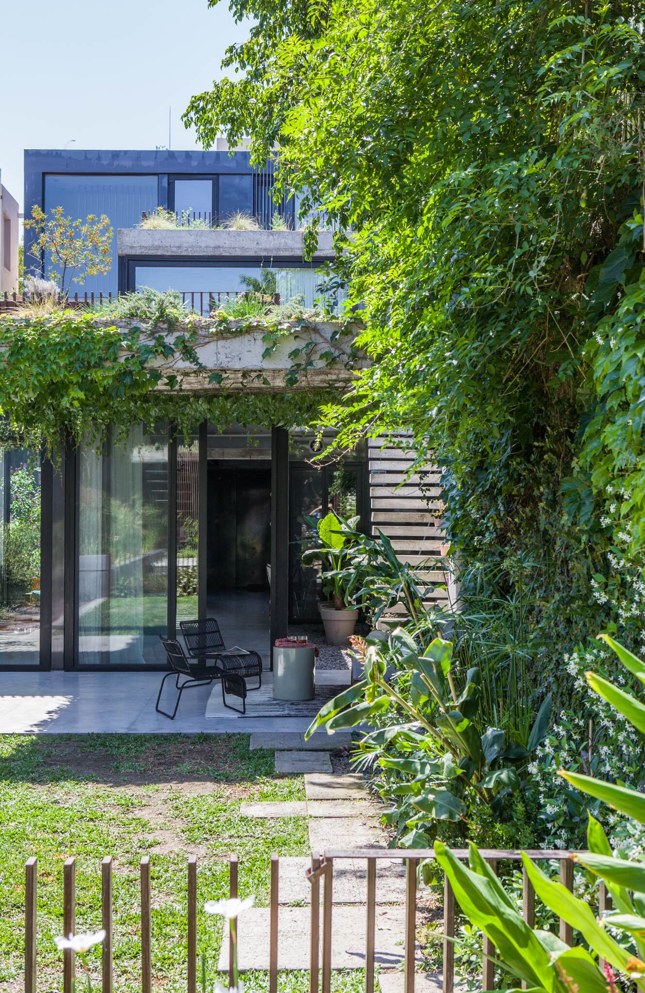 Los “tótems oxidados” –como los llama el arquitecto– suben desde la planta baja para transformarse en barandas y conformar un único gesto en la fachada