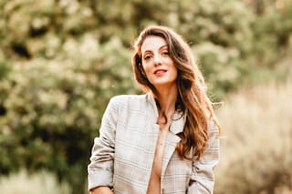 Quién es la española que nos guía desde el auto y está en el país