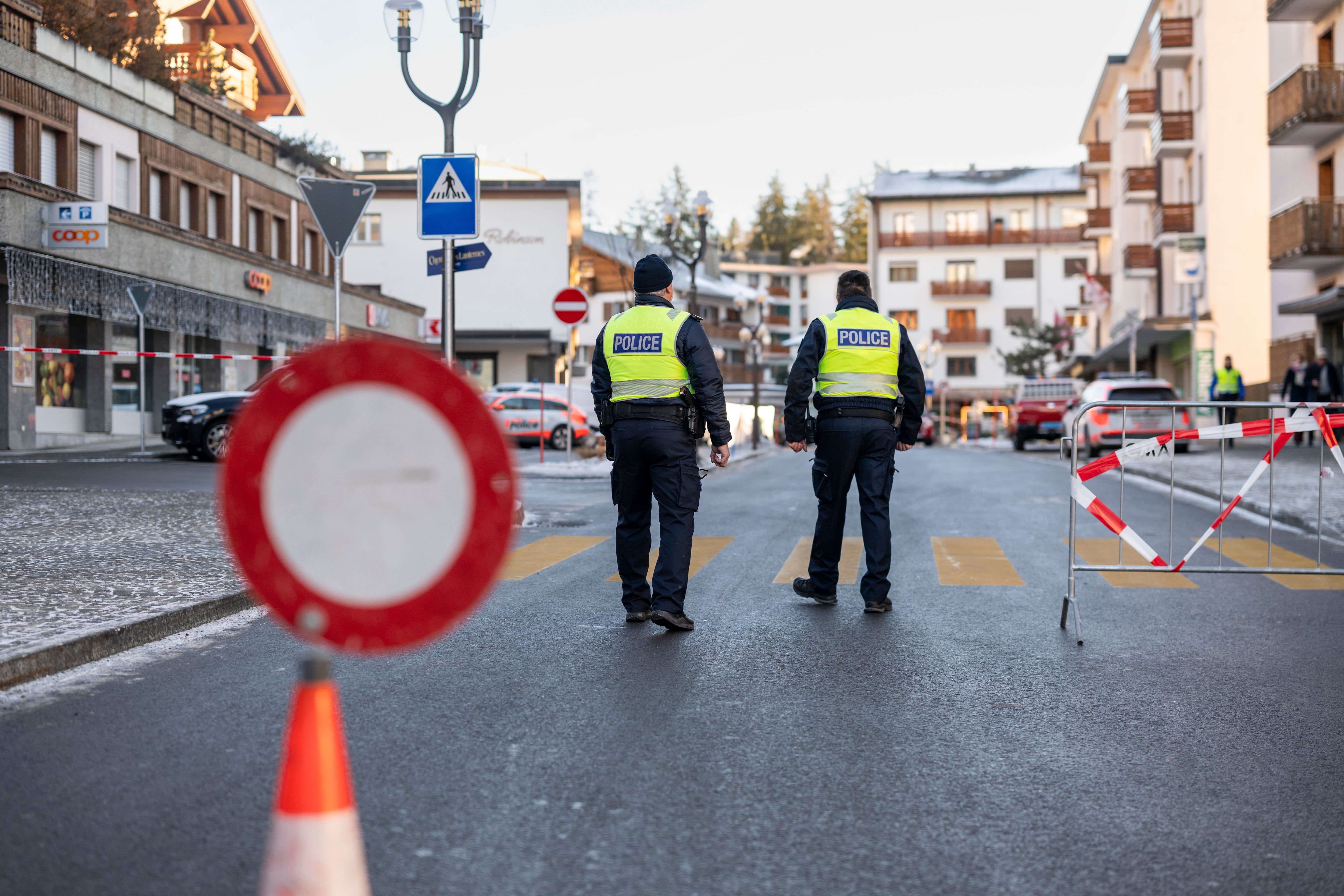 Policías inspeccionan el área donde inició un incendio en el bar Le Constellation, provocando varios muertos y heridos durante la celebración del Año Nuevo