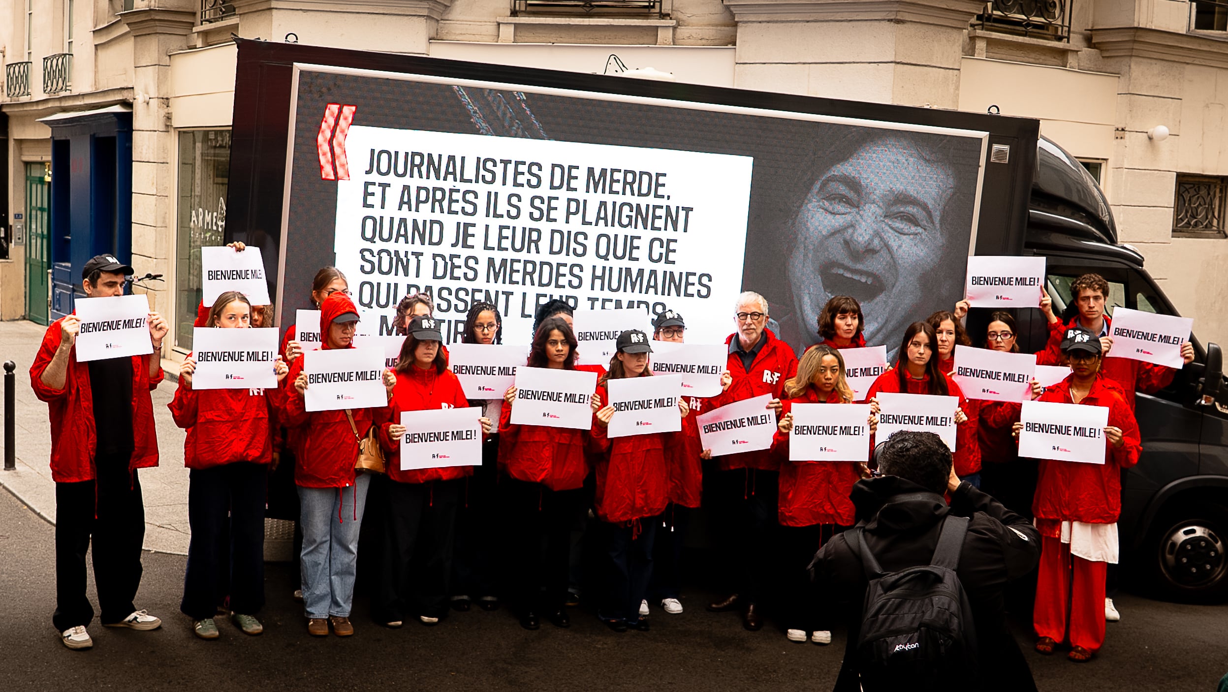 La protesta de Reporteros Sin Fronteras contra Milei en París