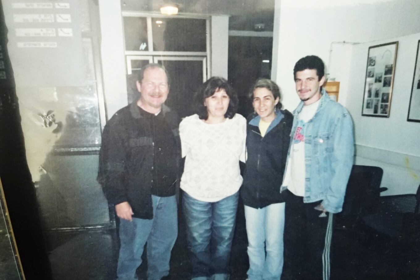 Ivo junto a su familia, recién llegados a Israel