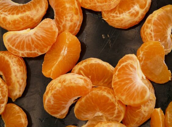 La mandarina se encuentra en temporada, por lo cual tiene un menor precio (Foto: Pixabay)