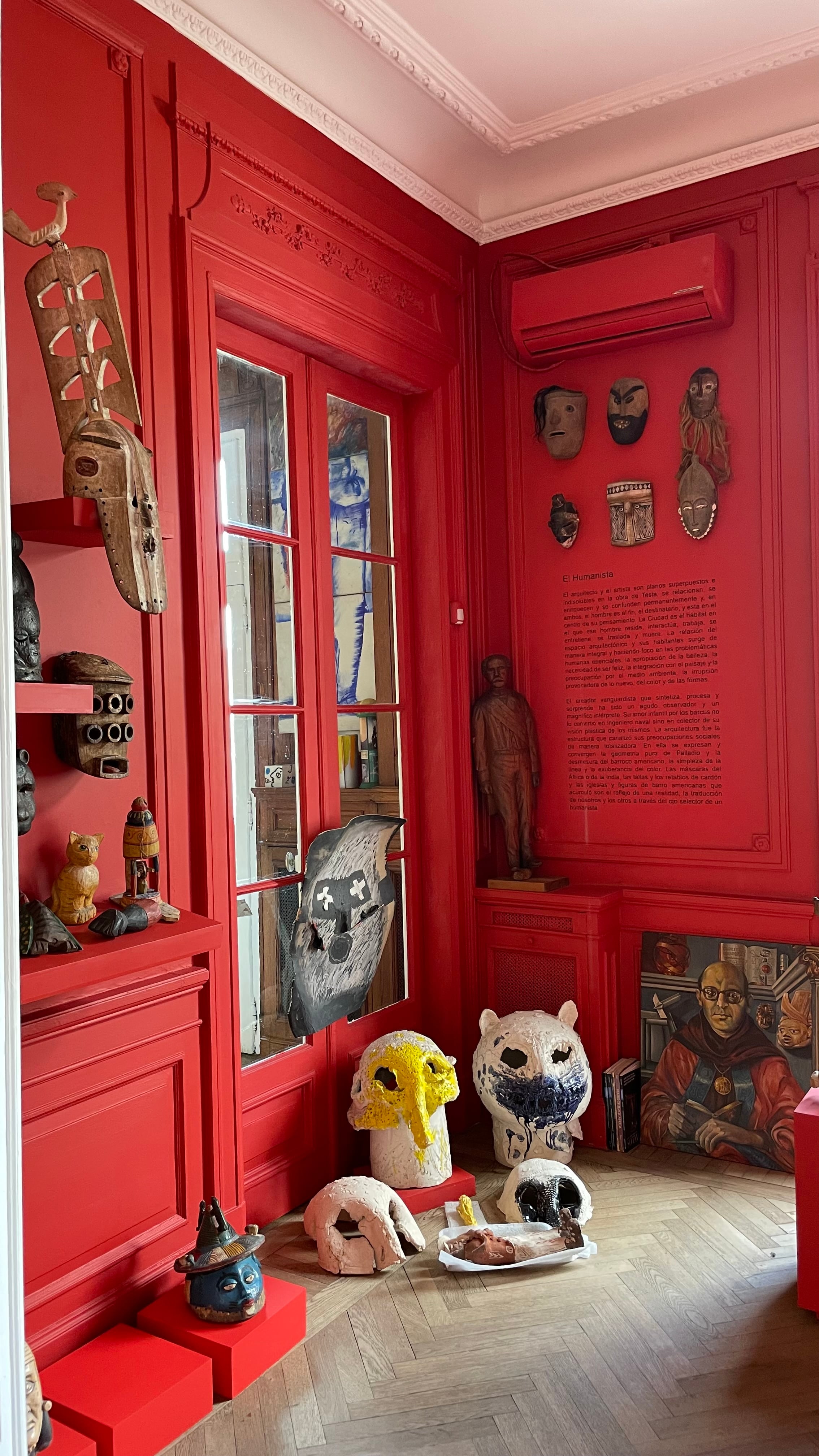 Esta sala también incluye esculturas de su autoría. Parte del trabajo de la Fundación es catalogar la vasta producción artística del arquitecto.