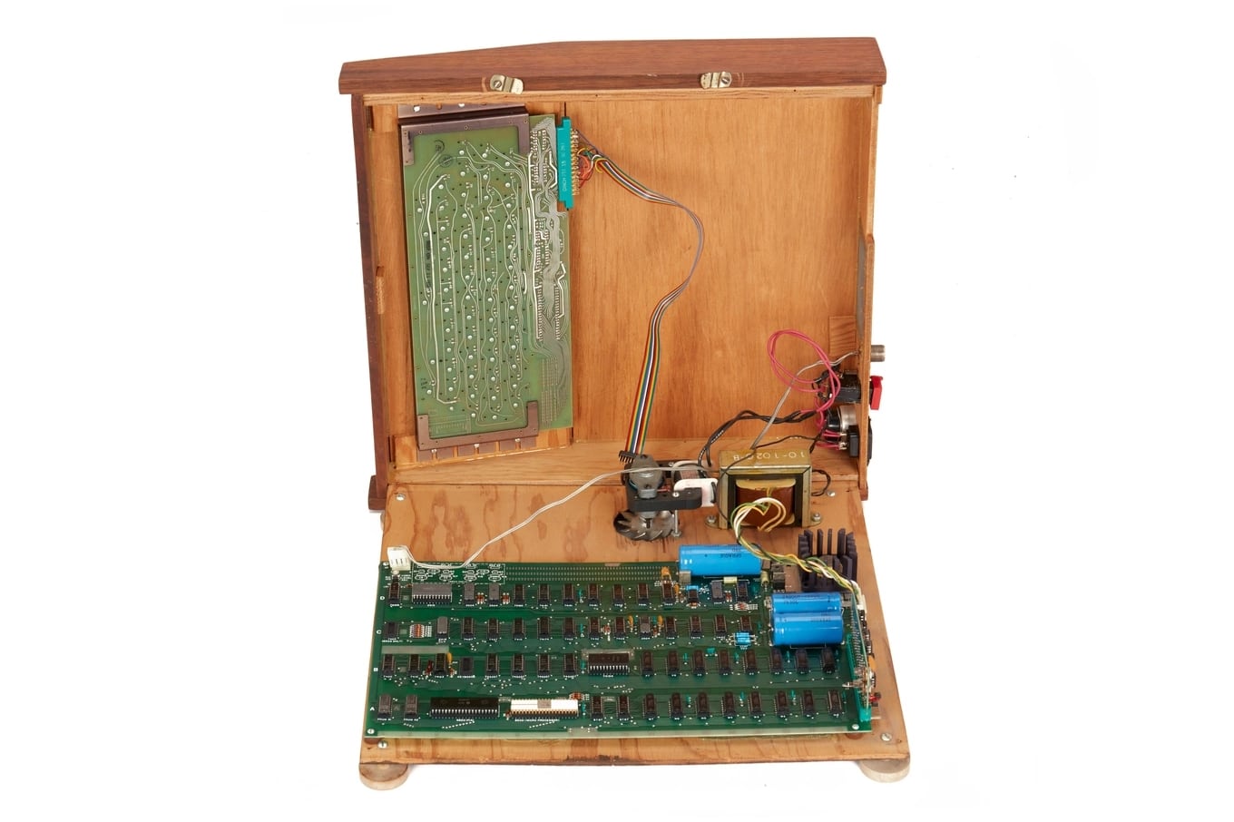 El interior de la Apple-1, construida a mano por Steve Wozniak, dentro de su gabinete de madera