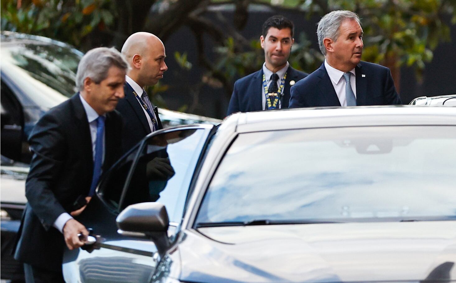 Luis Caputo y Pablo Quirno. Los demandantes quieren que entreguen sus WhatsApp.