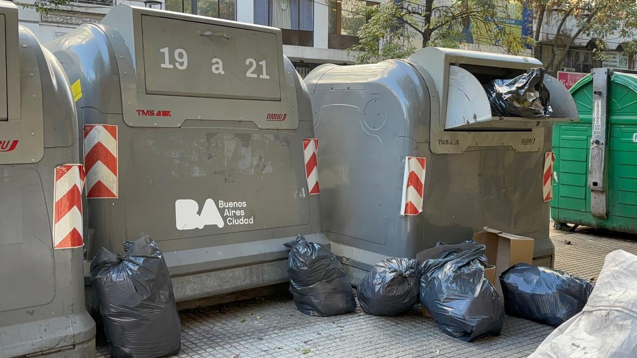 “Si ya levantan lo de adentro, deberían llevarse también lo que queda afuera”, cuestiona un vecino porteño