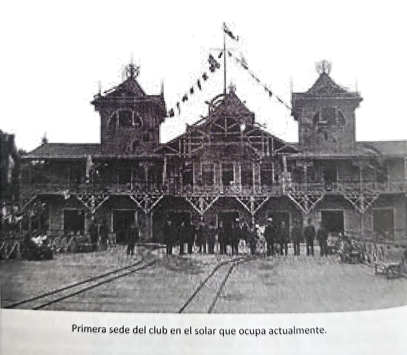 Fachada histórica del Club. La imagen evoca la arquitectura y el ambiente social de la institución en sus primeros años