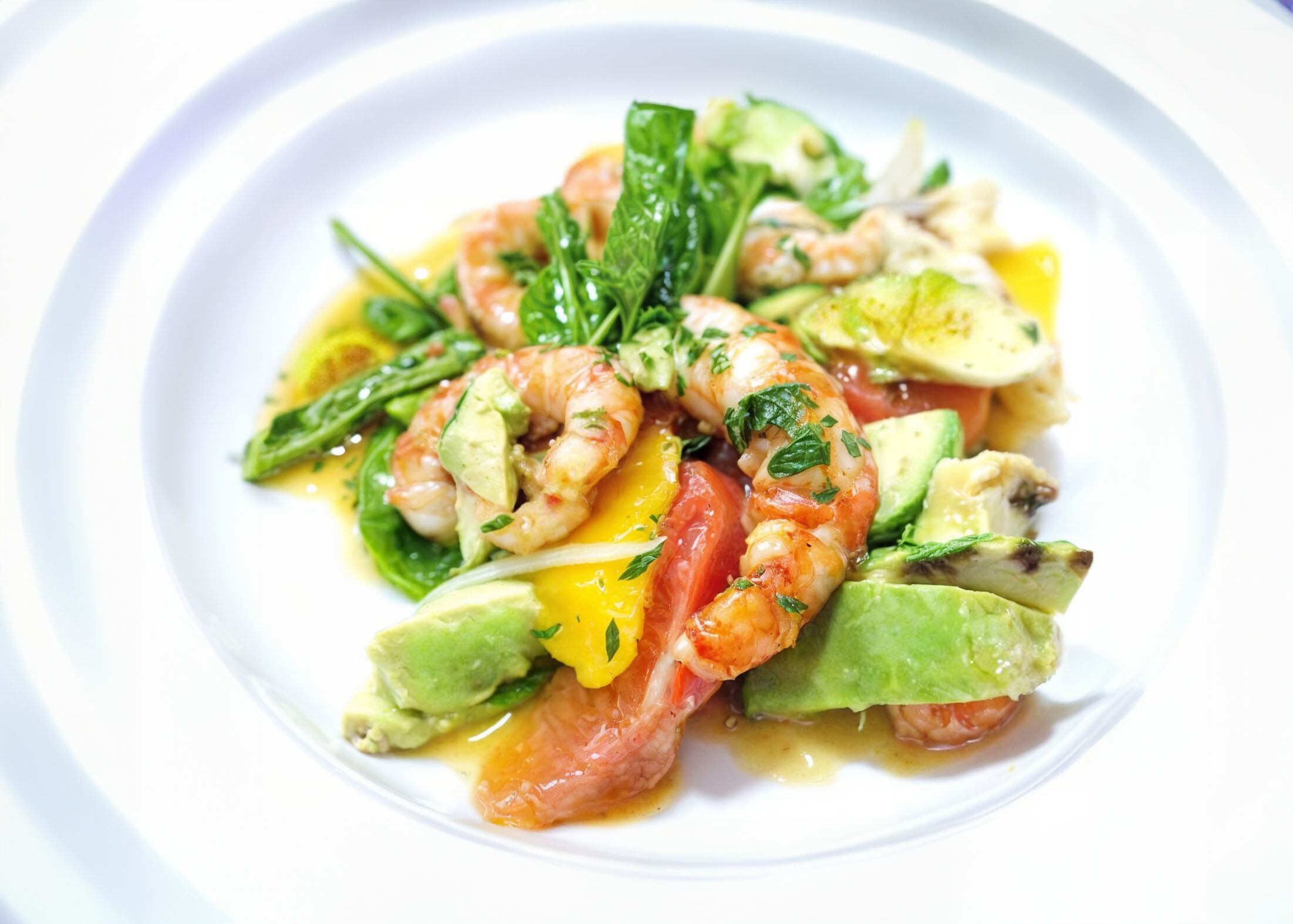 Langostinos con cilantro, palta y mango, un plato bien de verano