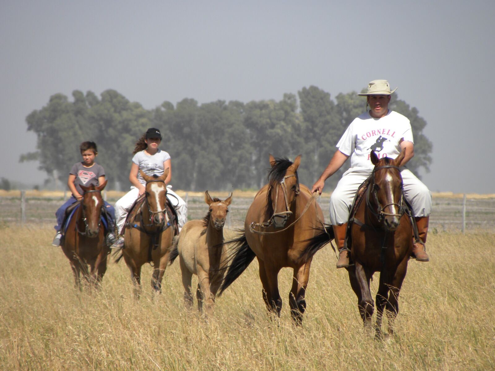 En su campo, Pierre Courreges recorre junto a sus nietos los lotes