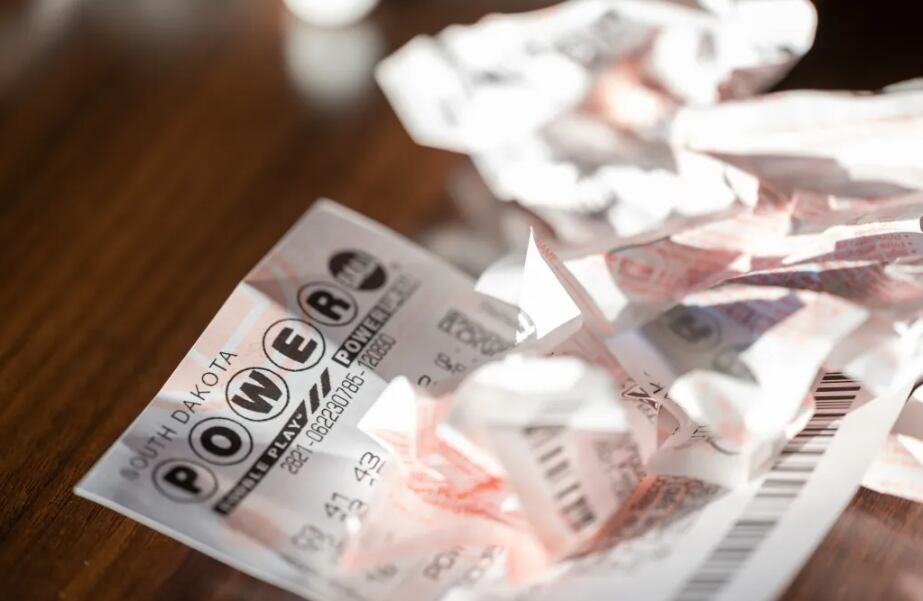 La pareja buscó el boleto por toda su casa, pero no lo encontró