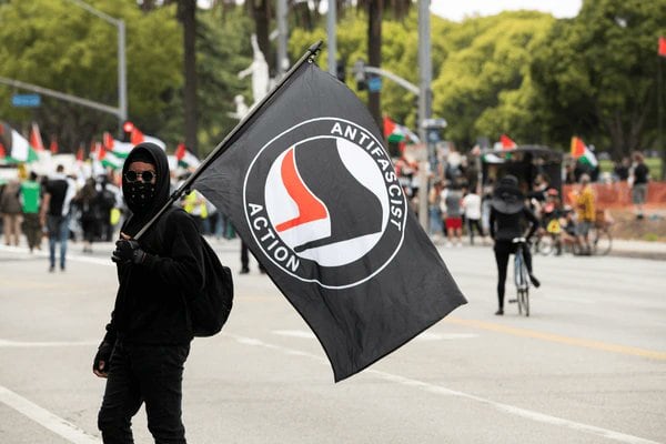 Un manifestante del movimiento Antifa.