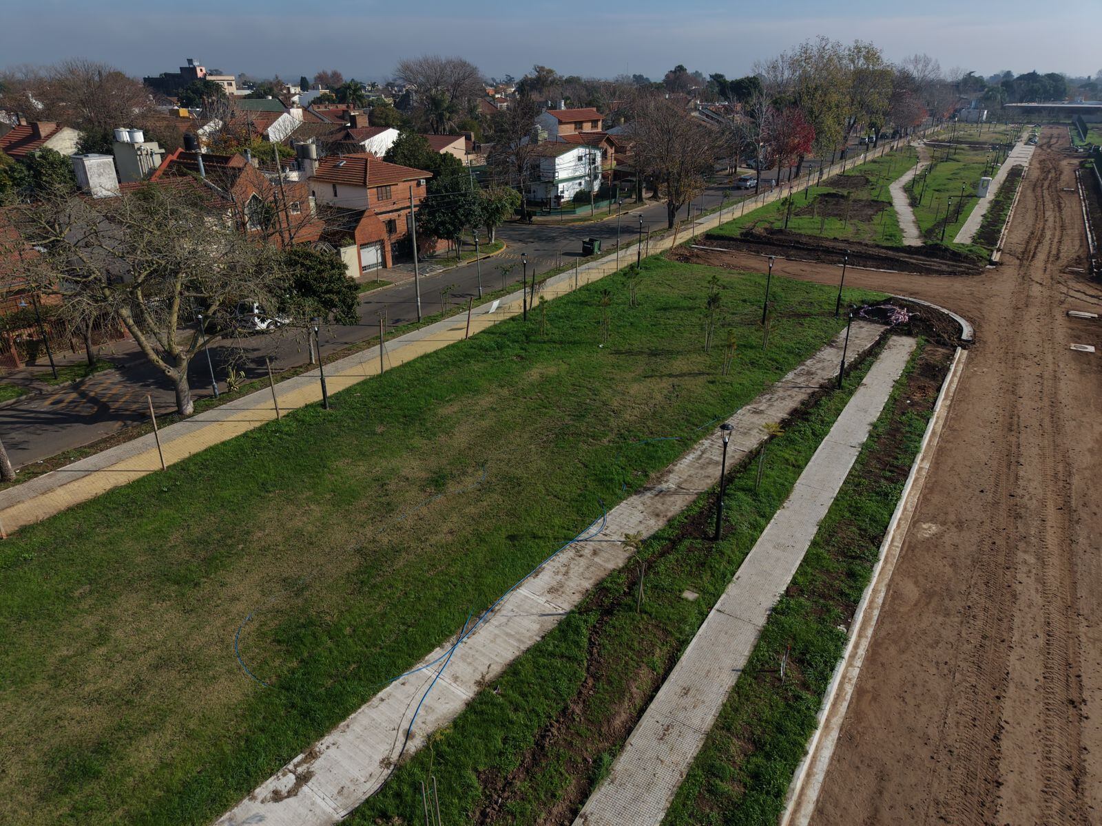 El proyecto combina la creación de un espacio verde con intervenciones destinadas a mejorar la circulación y el escurrimiento pluvial