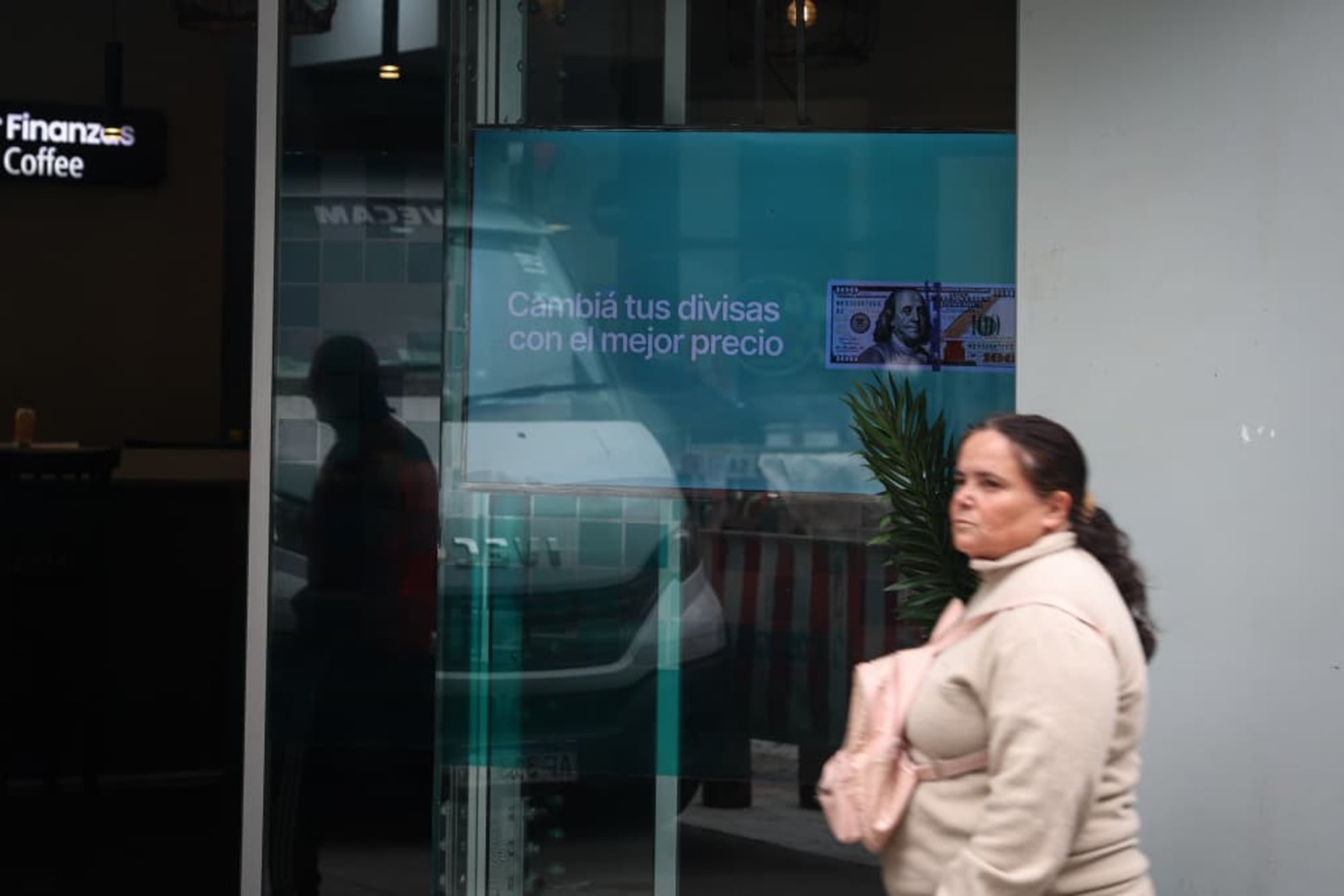 El dólar blue cotiza a $1450 en la city porteña