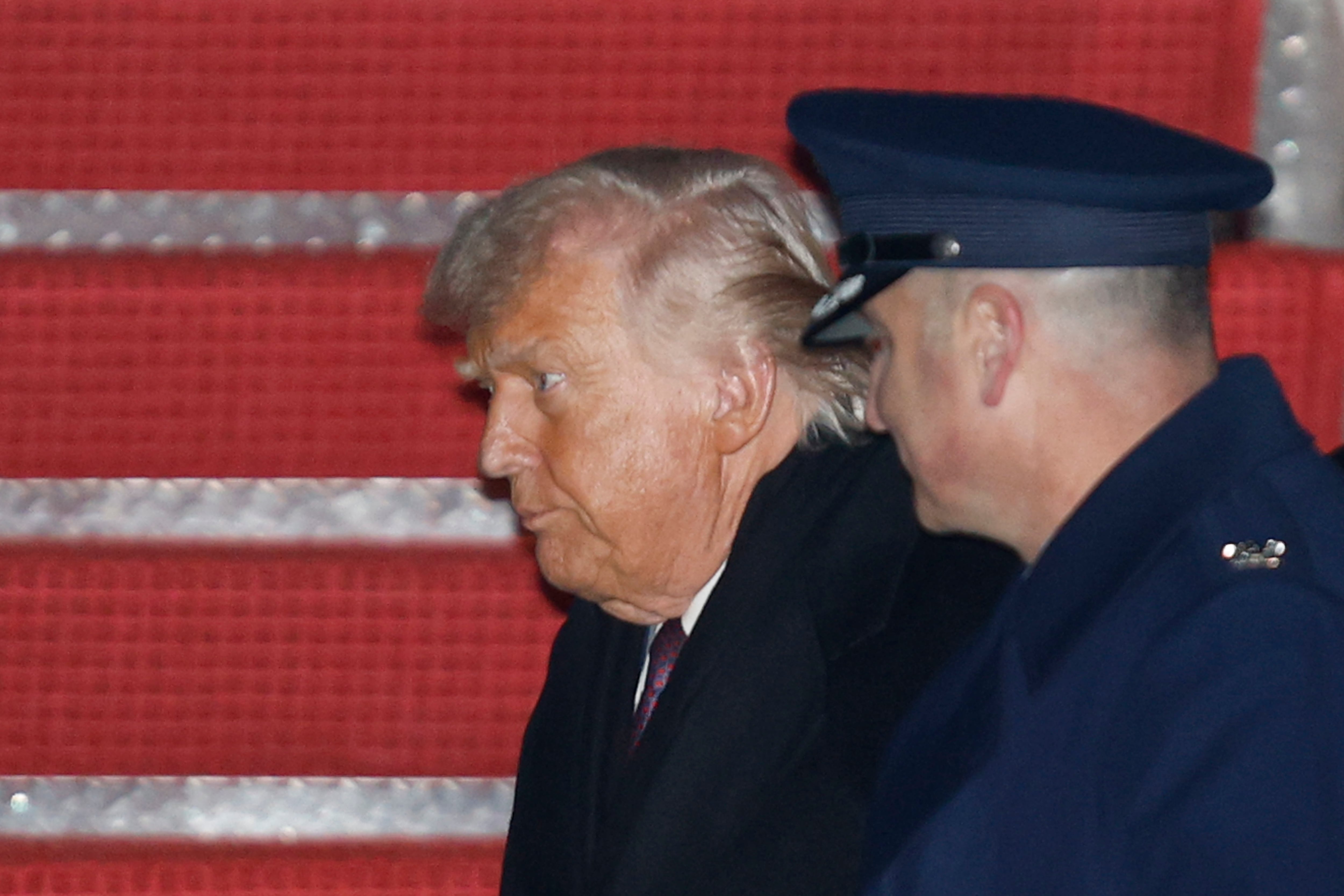 El presidente Donald Trump, después de descender del avión presidencial, el jueves 22 de enero de 2026, en la Base Conjunta Andrews, en Maryland.