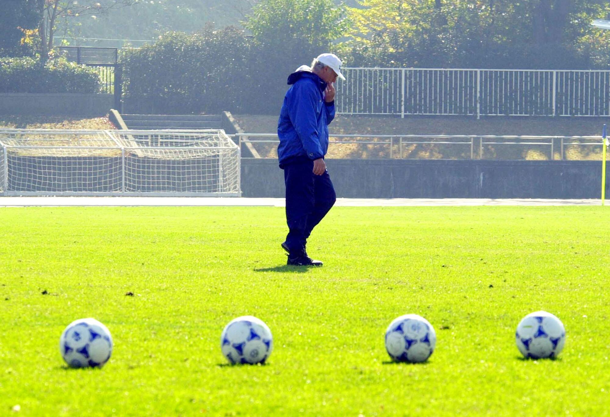 Carlos Bianchi, pensativo en una práctica de Boca en el estadio Tama Track y Field , al oeste de Tokio, el 24 de noviembre de 2000