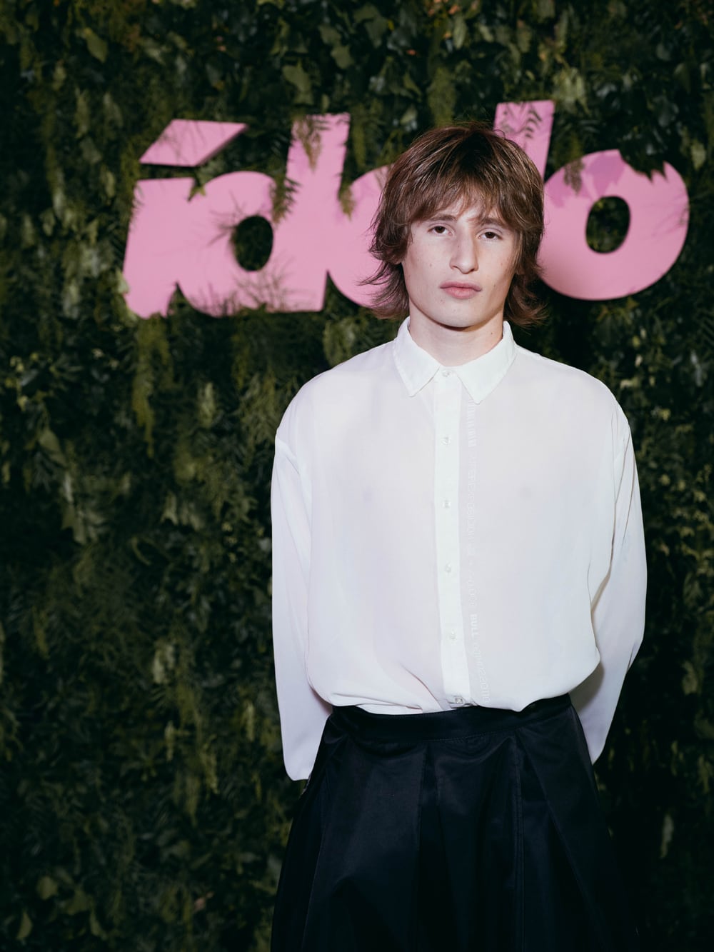 Valen Rizzuti, con amplio pantalón negro y camisa blanca