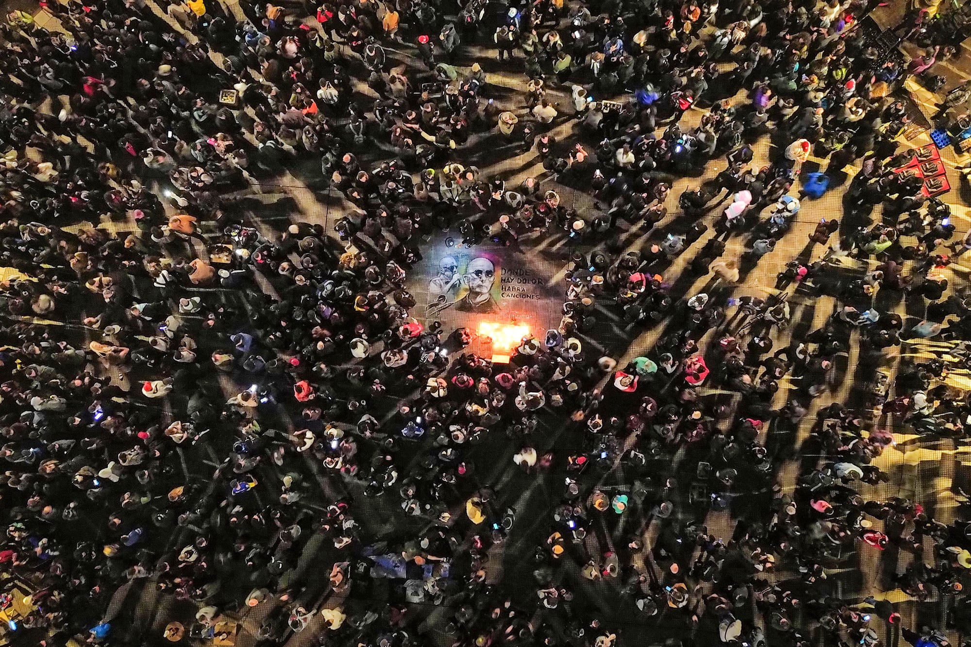 Los fans de Indio Solari despiden al ídolo en Plaza de Mayo: banderas, canciones y misa ricotera