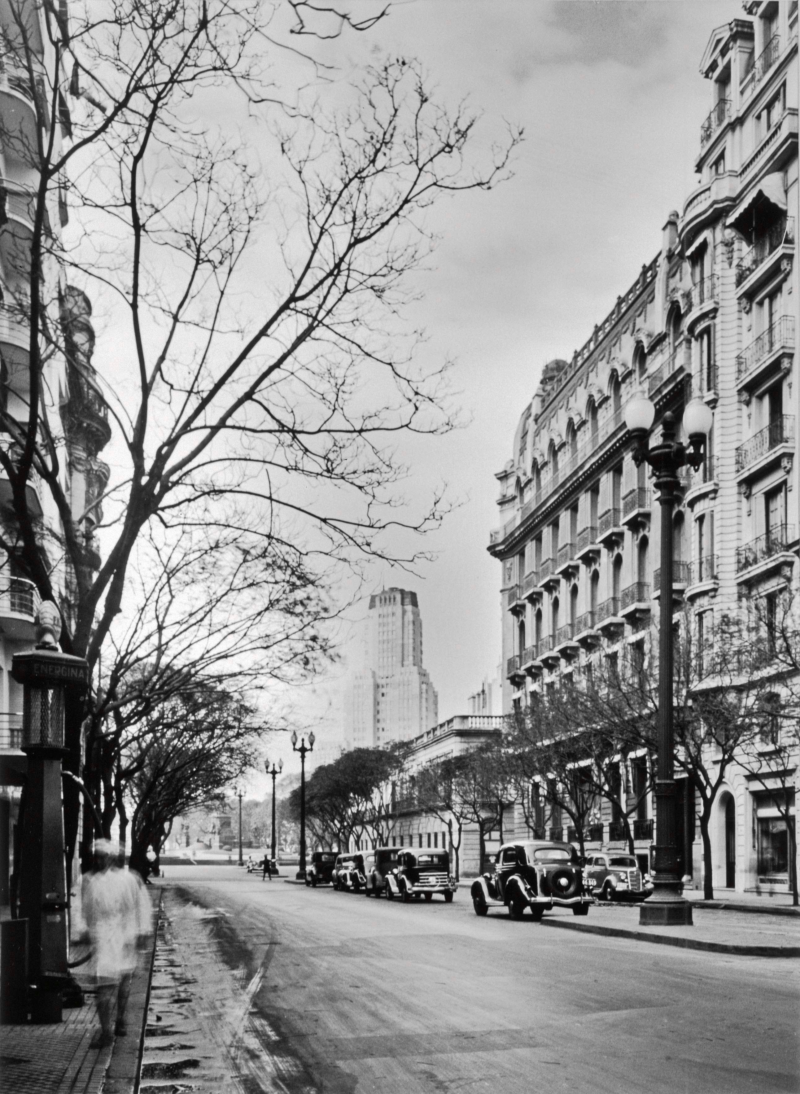 Una vista de la plaza San Martín y, al fondo, el edificio Kavanagh, recién terminado.
