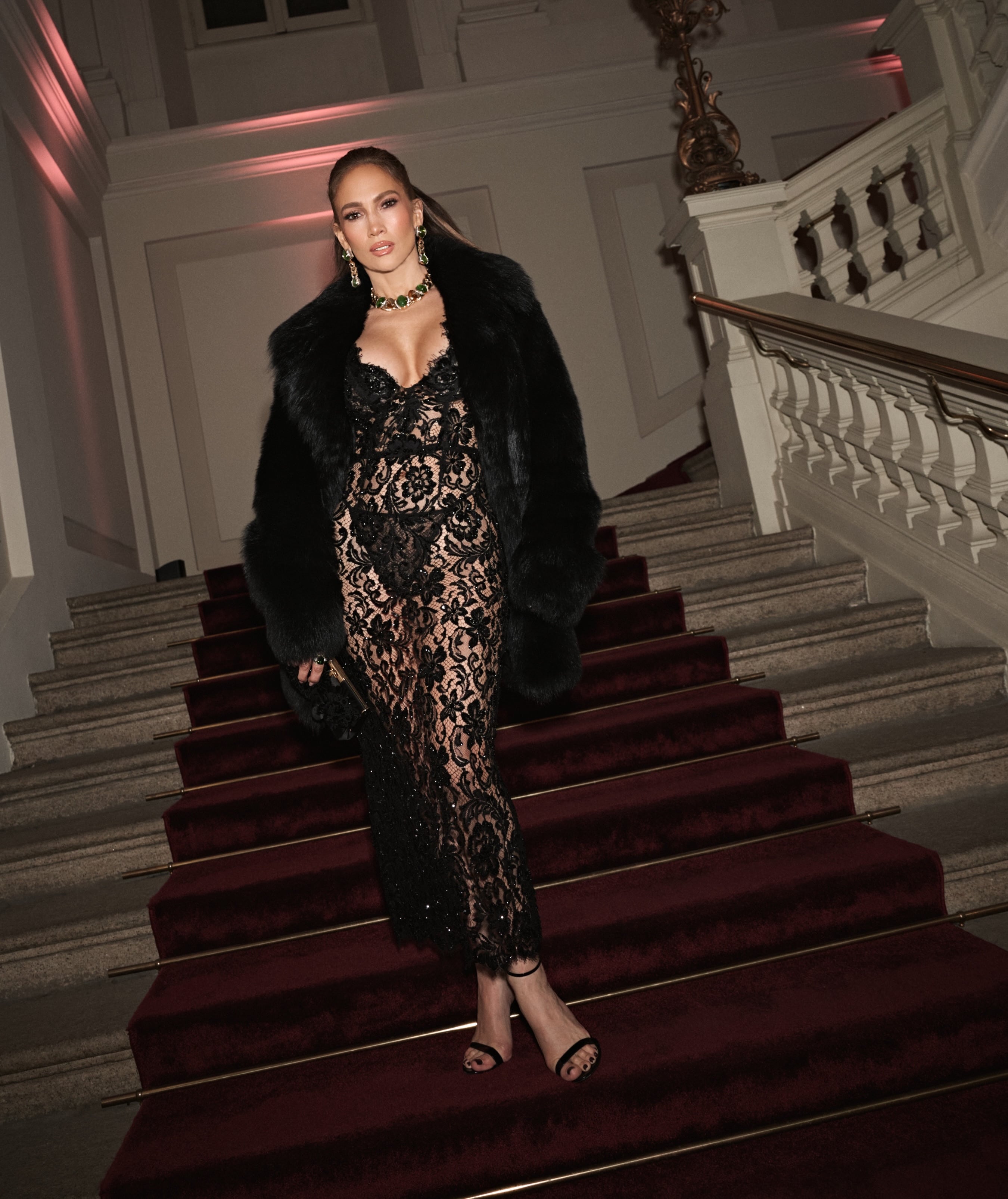 En la Ciudad Luz, también se destacó la presencia de Jennifer Lopez. Bien sexy se mostró como invitada al desfile de Dolce & Gabbana SS27