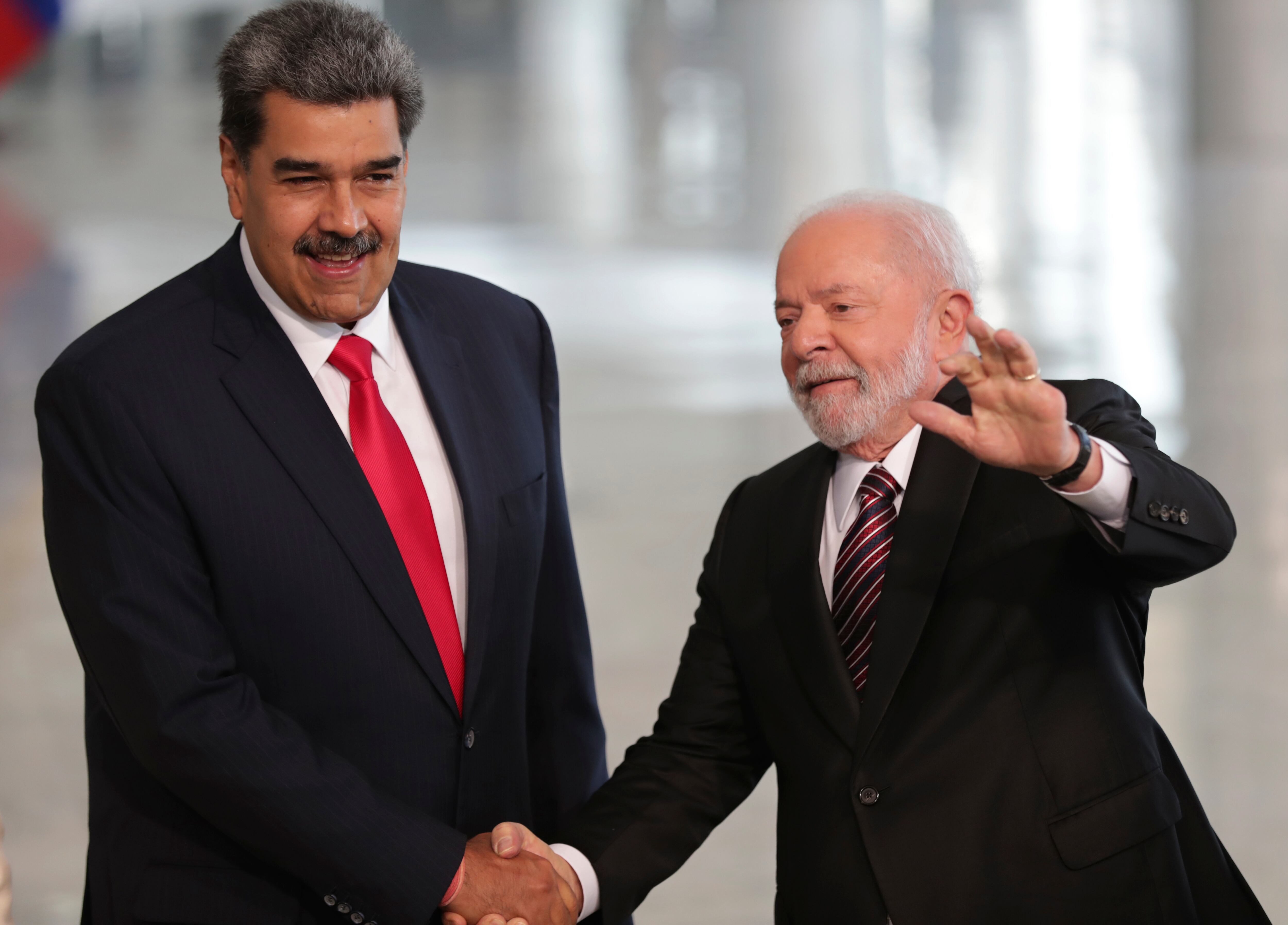El presidente de Brasil, Luiz Inacio Lula da Silva, estrecha la mano de su par venezolano, Nicolás Maduro, antes de su cumbre bilateral en el Palacio del Planalto, el 29 de mayo de 2023, en Brasilia. (AP/Gustavo Moreno)