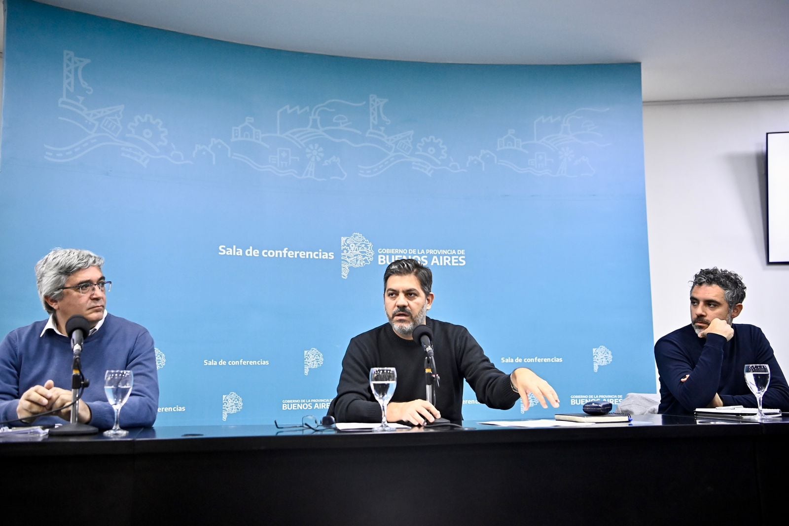 Carlos Bianco, en el centro, en una de sus habituales conferencias de prensa