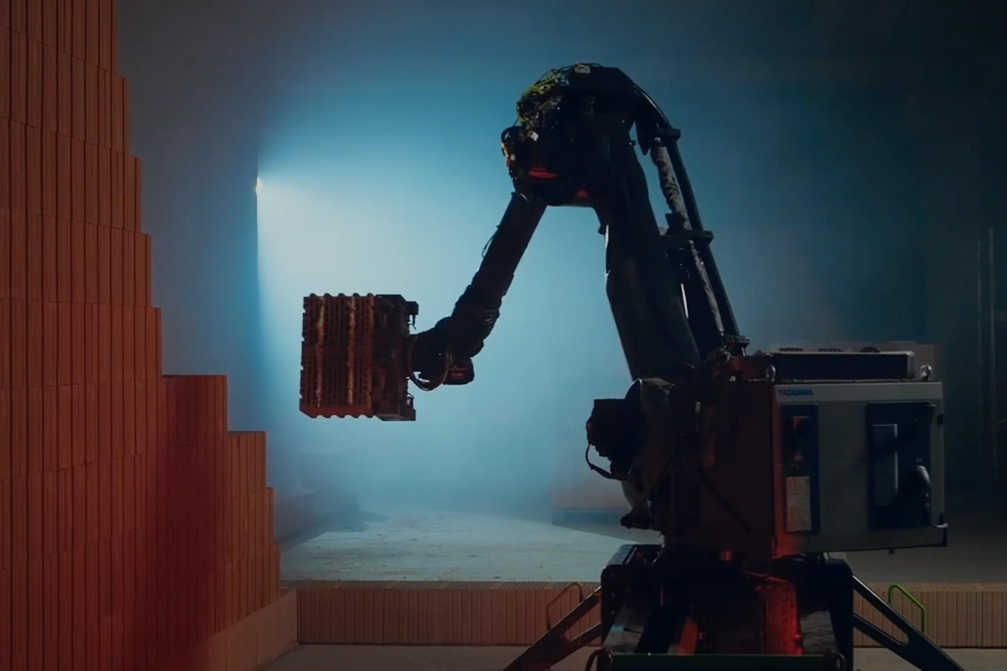 El robot alcanza alturas de hasta 3,50 metros durante la construcción