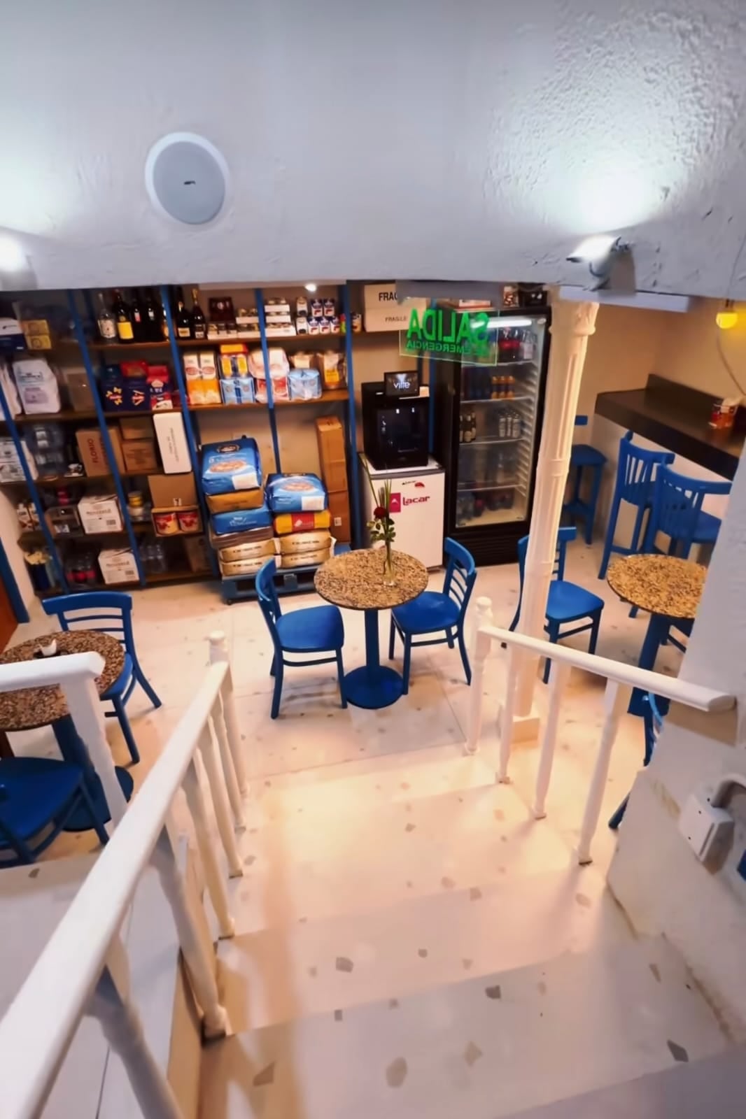 La antigua sastrería se convirtió en una pequeña trattoria, con productos y comida para llevar y algunas mesas para comer in situ