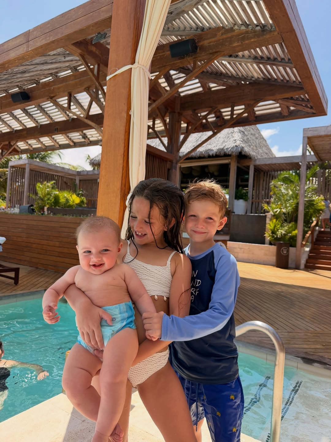 Francesca y Bautista con su hermanita Aitana (Foto: Instagram @camihoms)