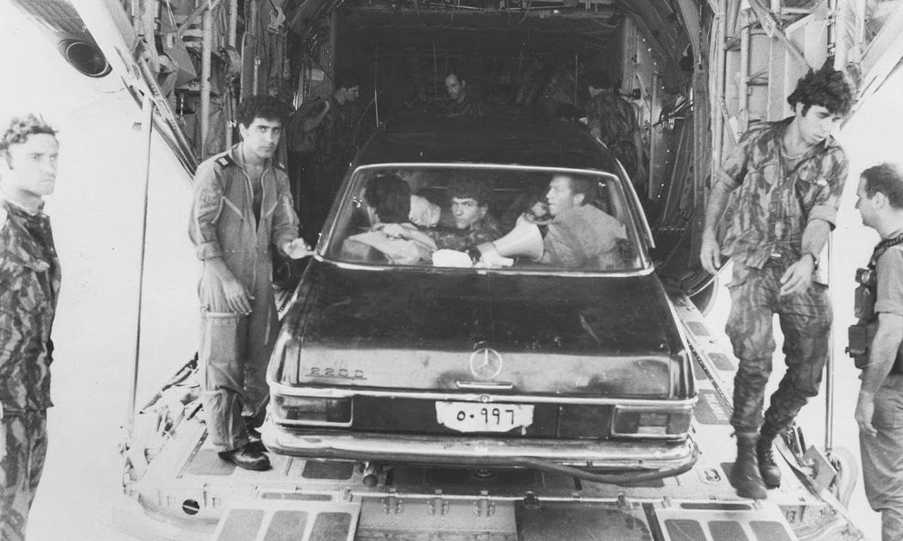 Comandos de Sayeret Matkal junto al Mercedes que utilizaron para engañar a los ugandeses. (Foto: vocero de las FDI)