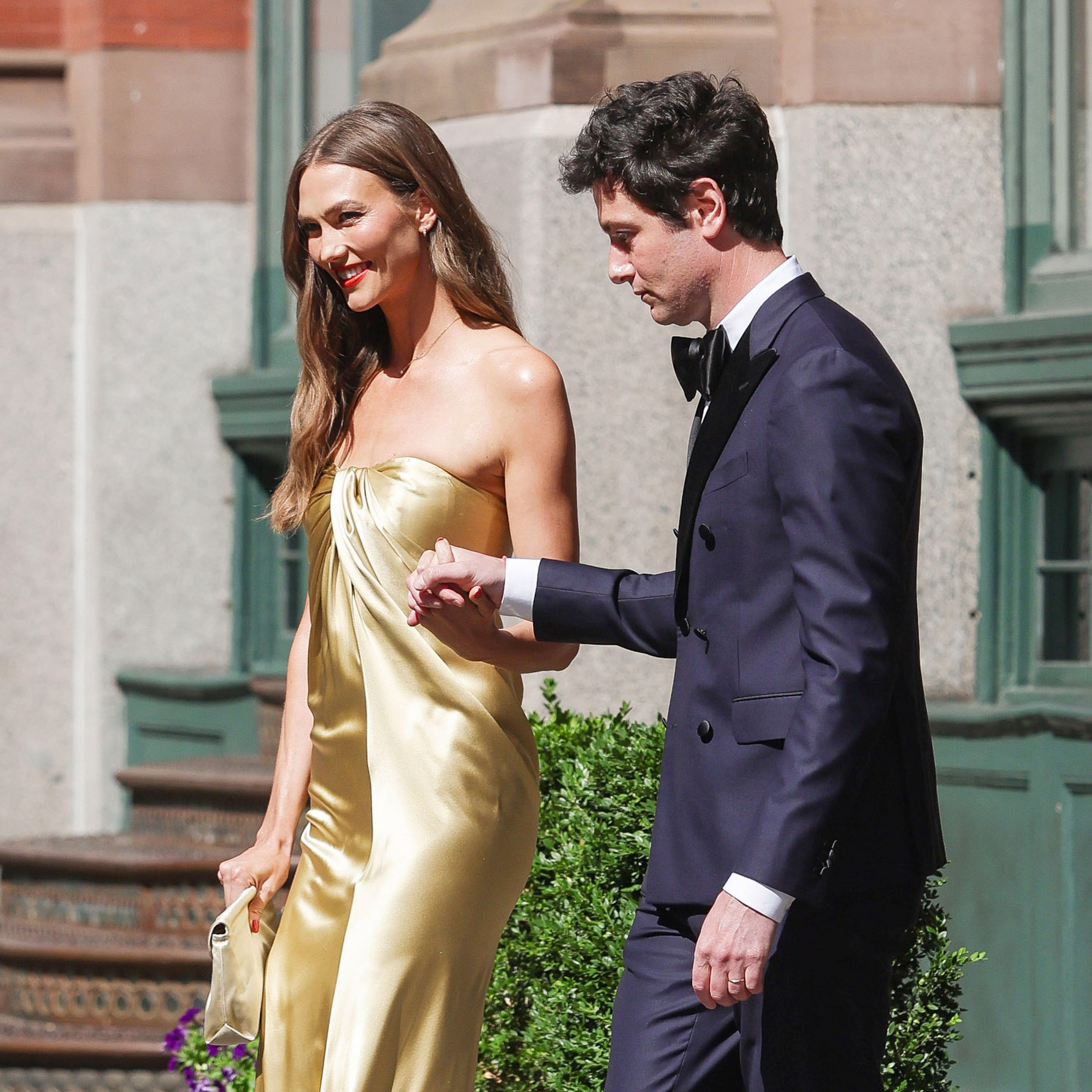 Karlie Kloss, captada por los flashes camino a la boda de Taylor Swift en la ciudad de Nueva York; la modelo de 33 años fue fotografiada junto a su esposo Joshua Kushner