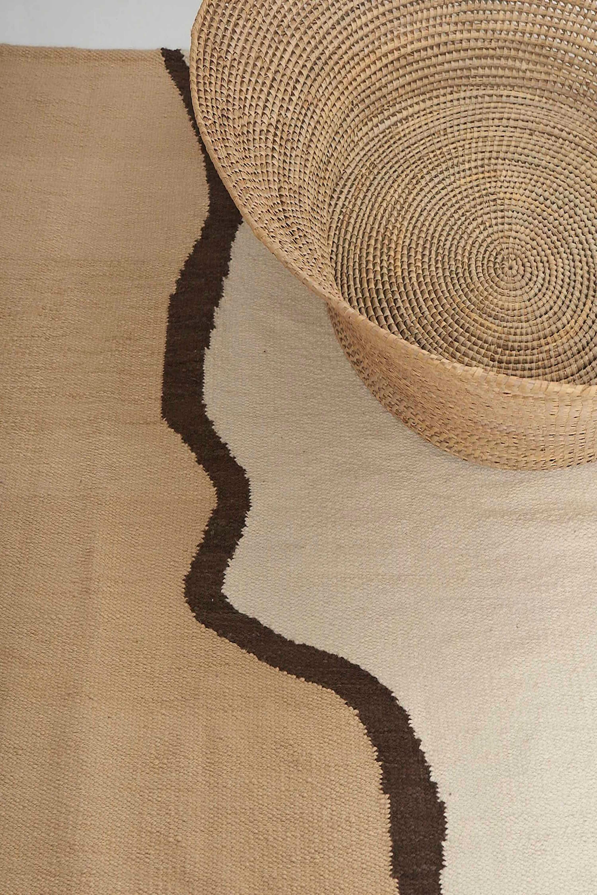 Entre sus productos, tienen alfombras como el modelo Araucaria, hechos en 100% lana de oveja.