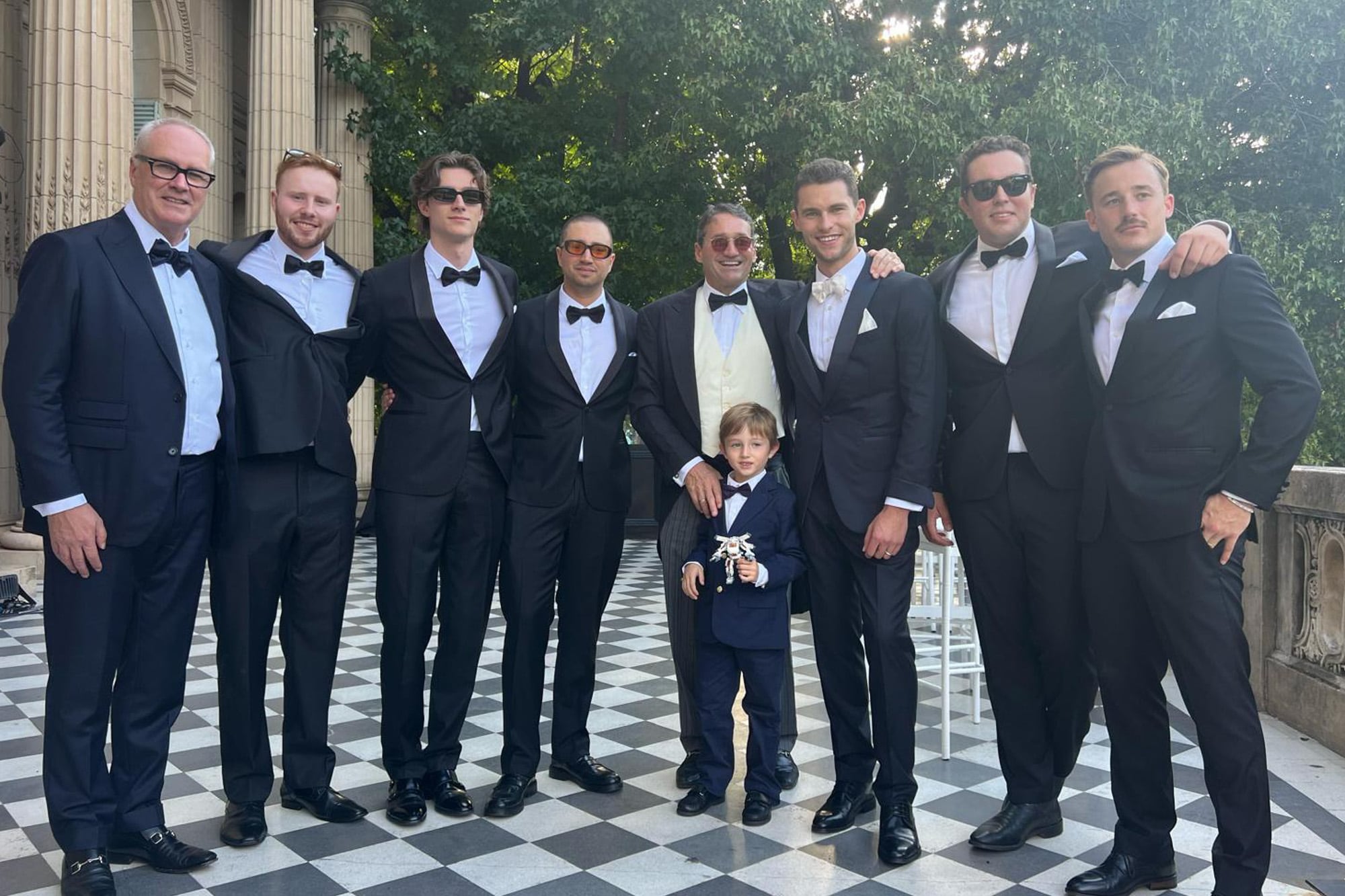 De izquierda a derecha, Michael Grenenger (padre de Zach), Jack Crawley (amigo), Sebastian Grenenger (hermano menor y padrino), Adam Dive (amigo), Mike Reynal, Zach, Harry O’Connor (primo) y Charlie Cripps (amigo). Adelante, Alexis Reynal.