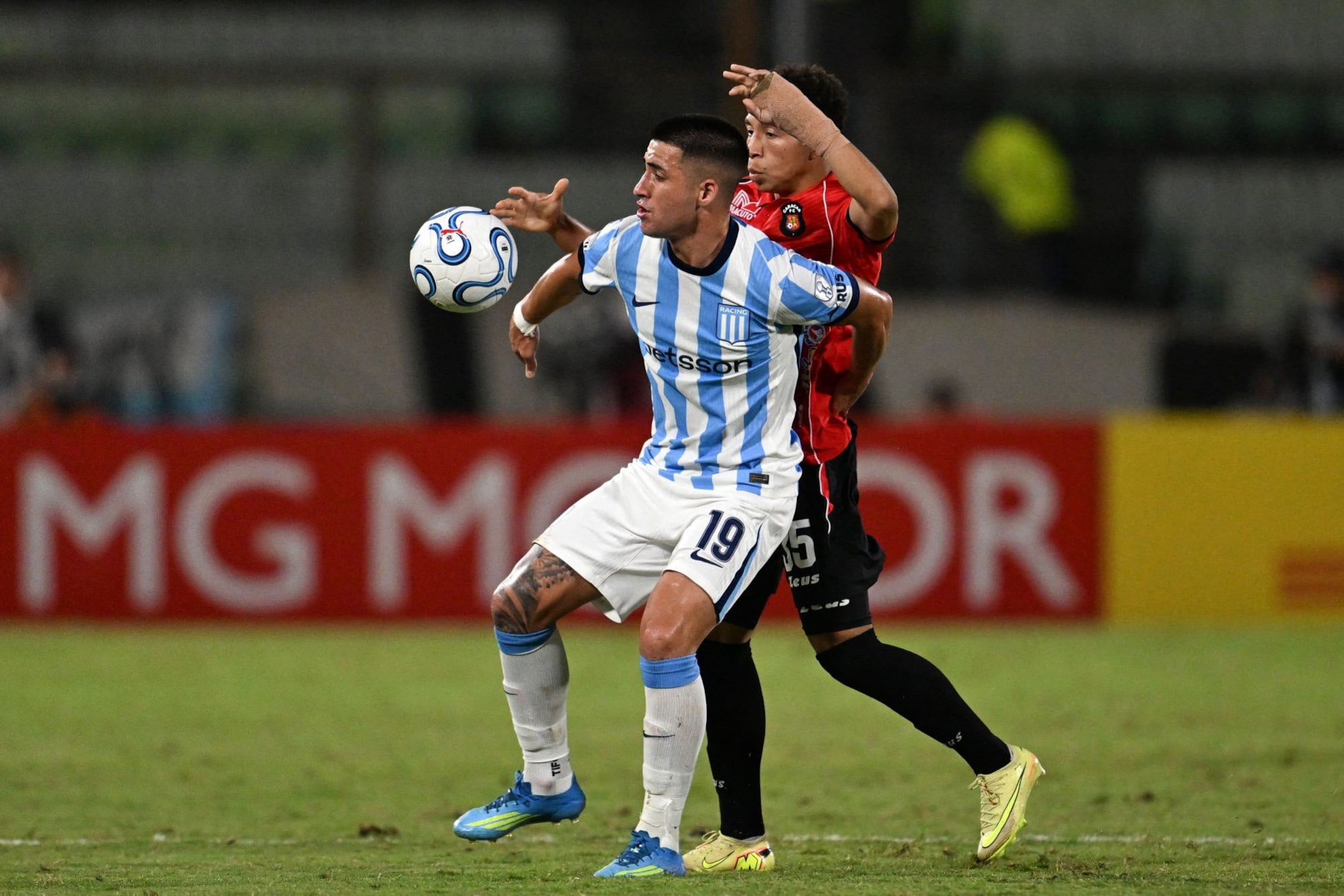 Ignacio Rodríguez cubre la pelota ante Rodhier Lezama