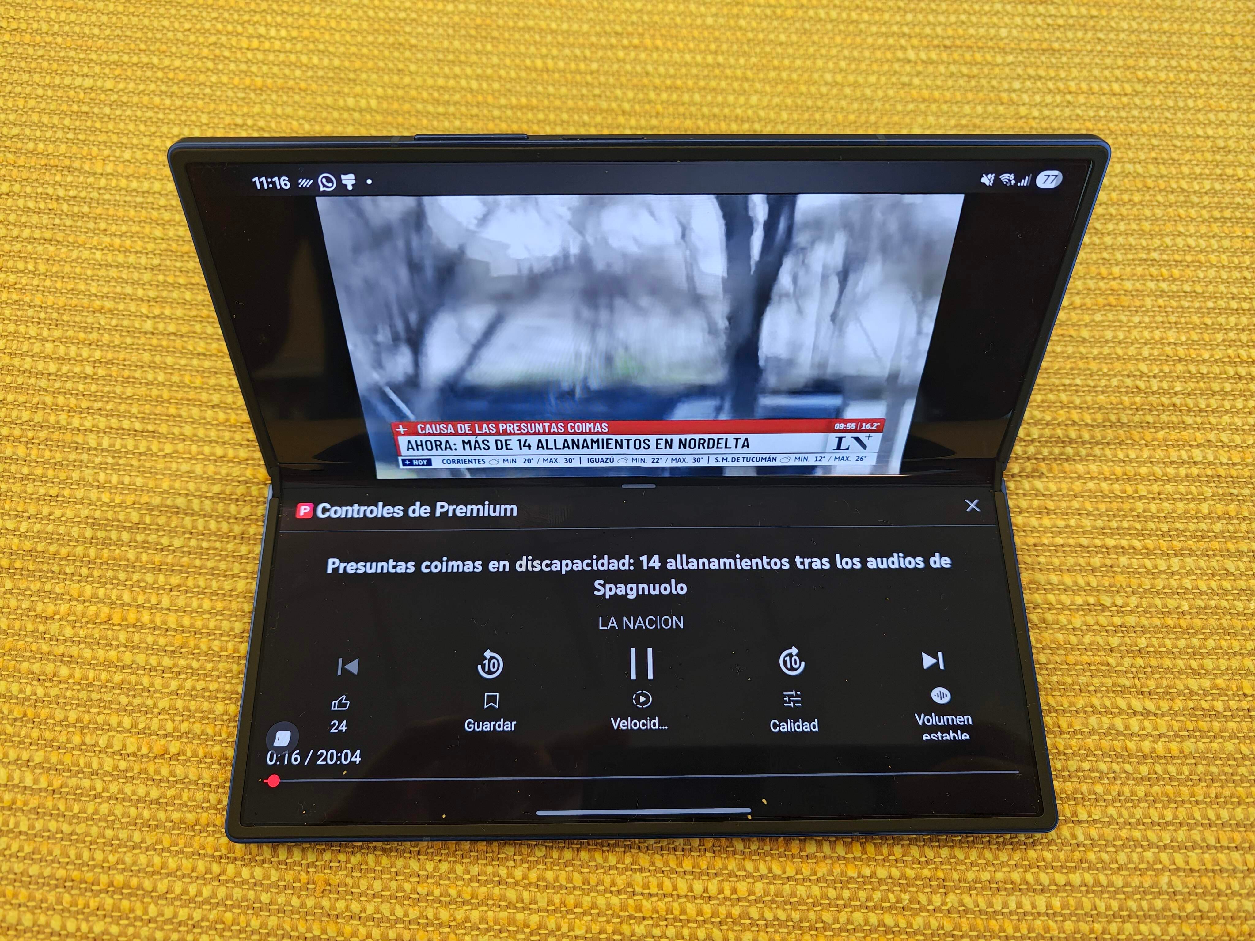 Algunas apps, como YouTube, permiten mostrar controles en la mitad de la pantalla cuando un teléfono plegable como el Galaxy Z Fold7 se usa en una posición tipo notebook