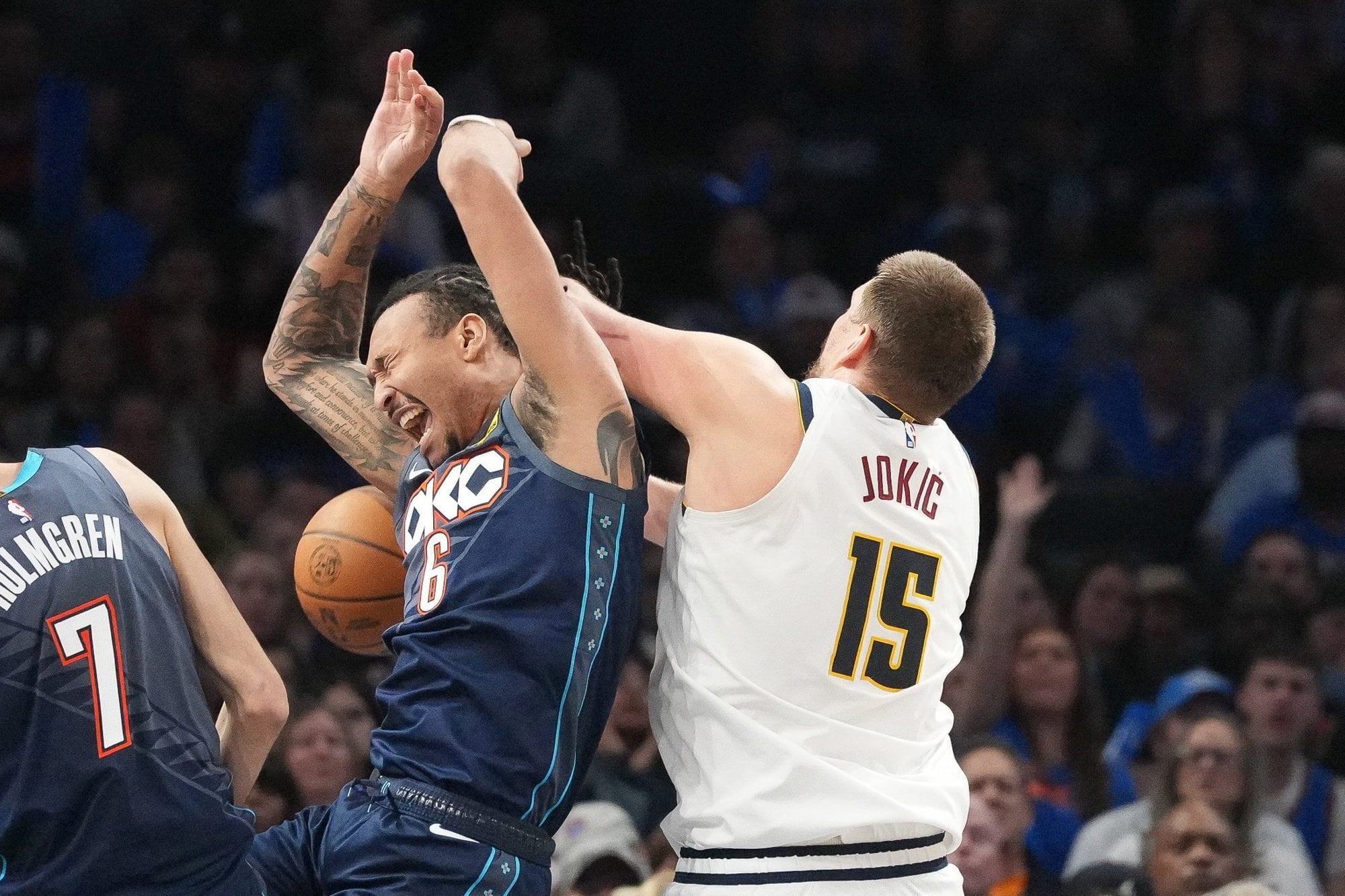 Jaylin Williams (6) y Nikola Jokic vivieron un partido con muchos roces en el triunfo de Oklahoma City sobre Denver Nuggets