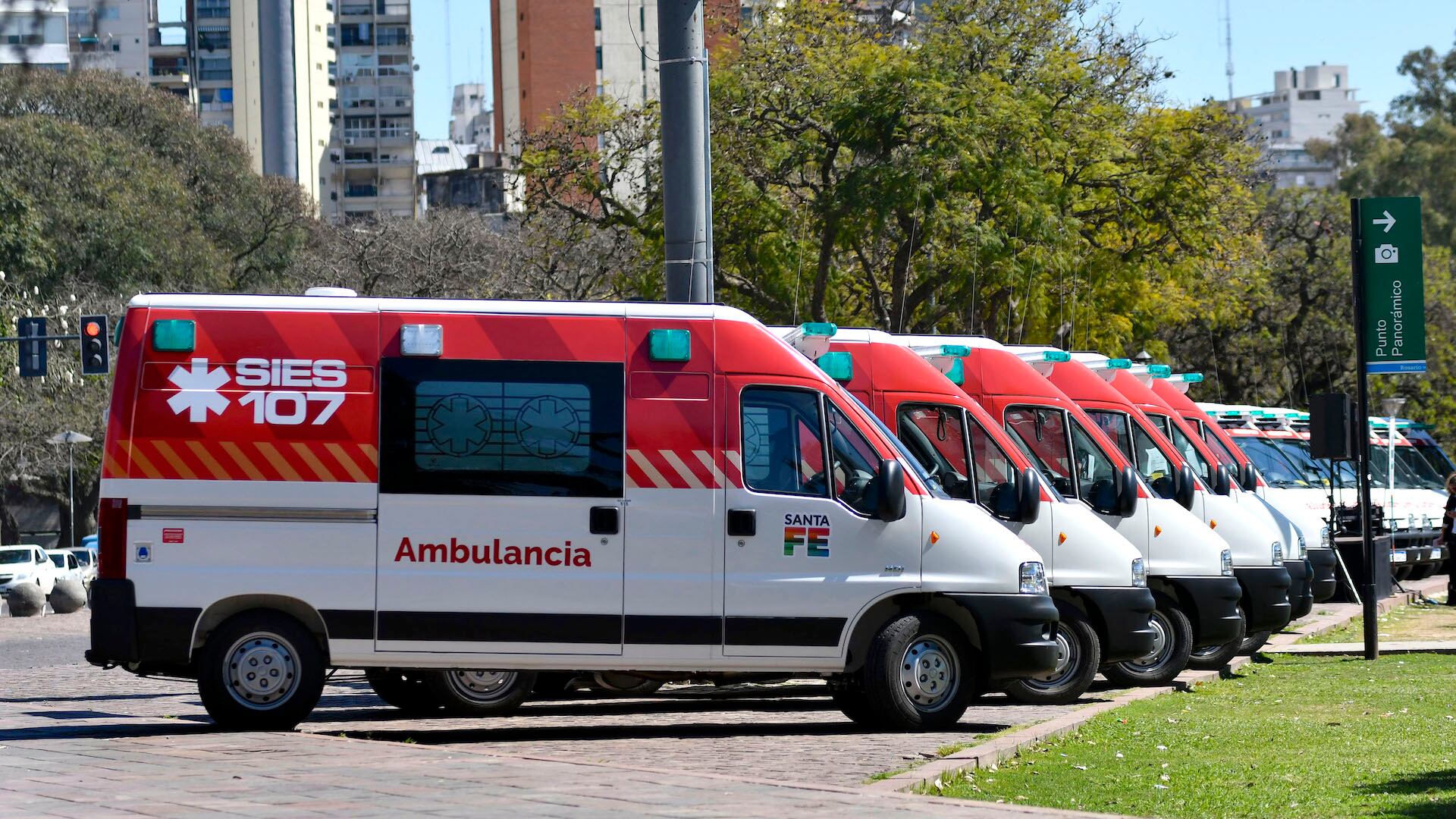 Al encontrar a los tres hombres heridos, los efectivos policiales solicitaron asistencia médica al Servicio Integrado de Emergencias Sanitarias (Sies)