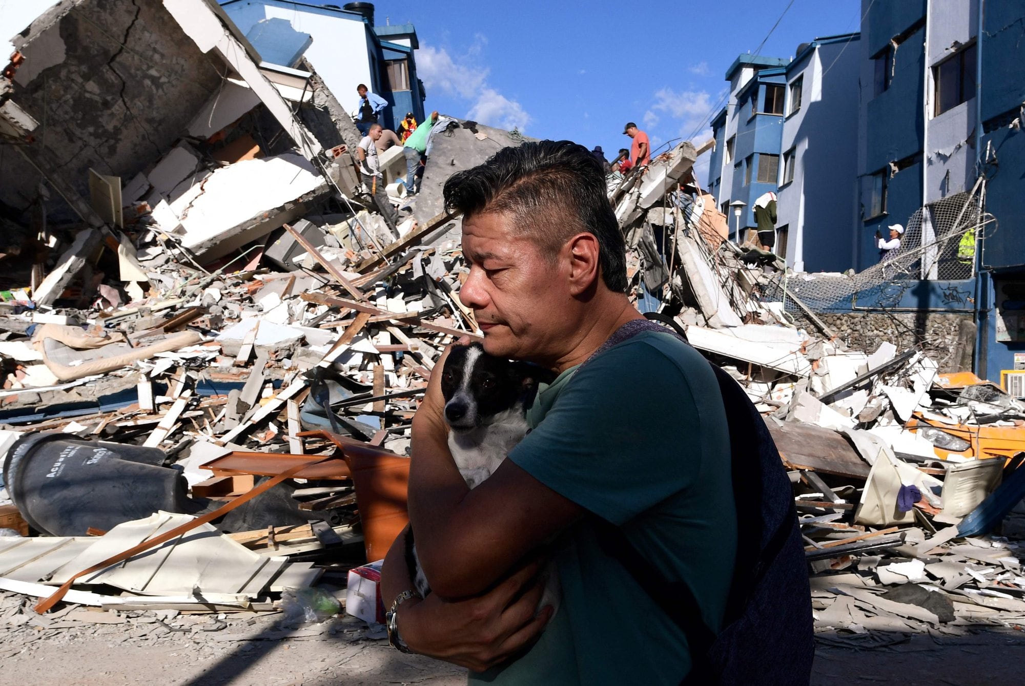 Un hombre junto a su perro en Pereira, Colombia (Photo by Jaime SALDARRIAGA / AFP)