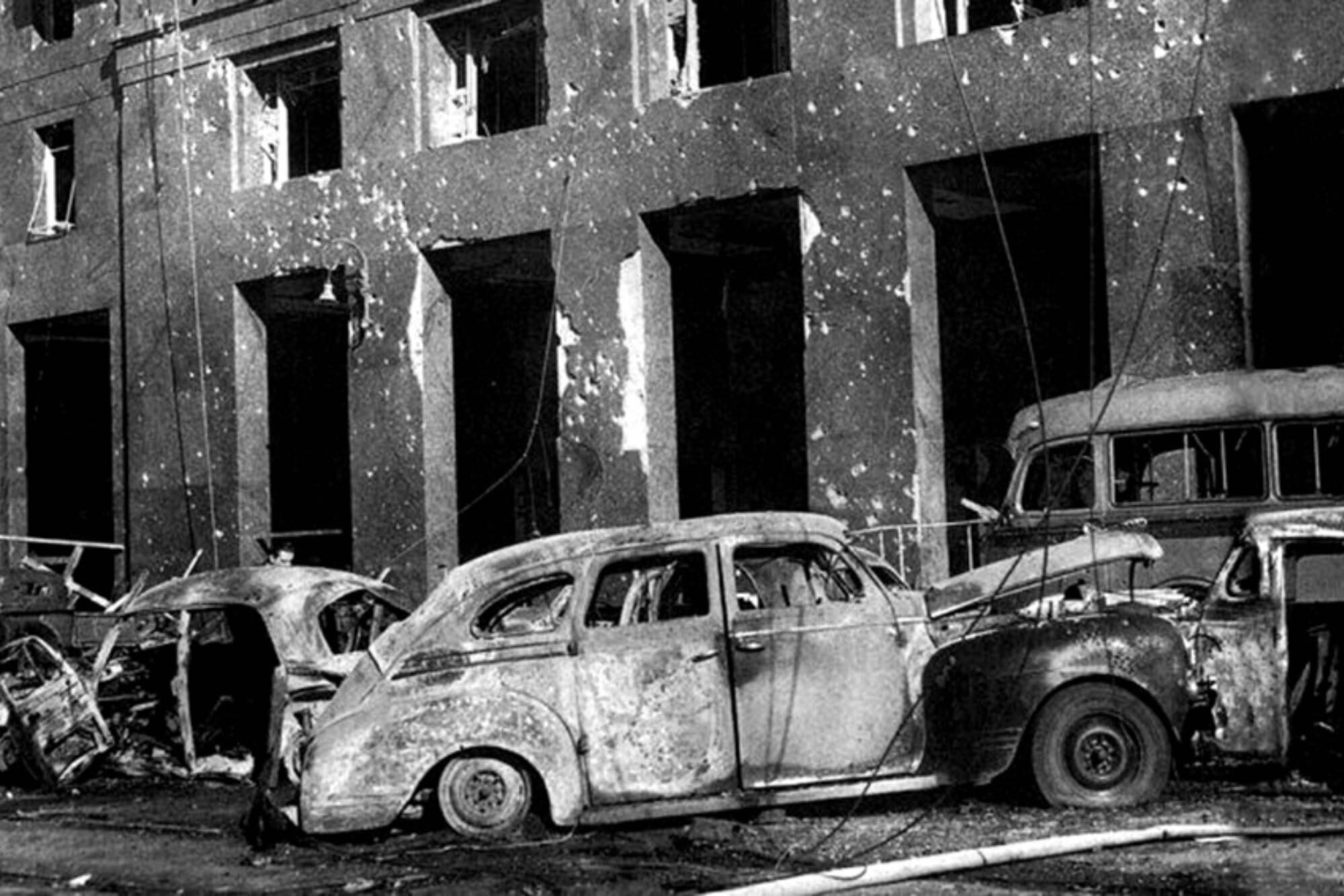 Autos incendiados en las inmediaciones del Ministerio de Economía de la Nación
