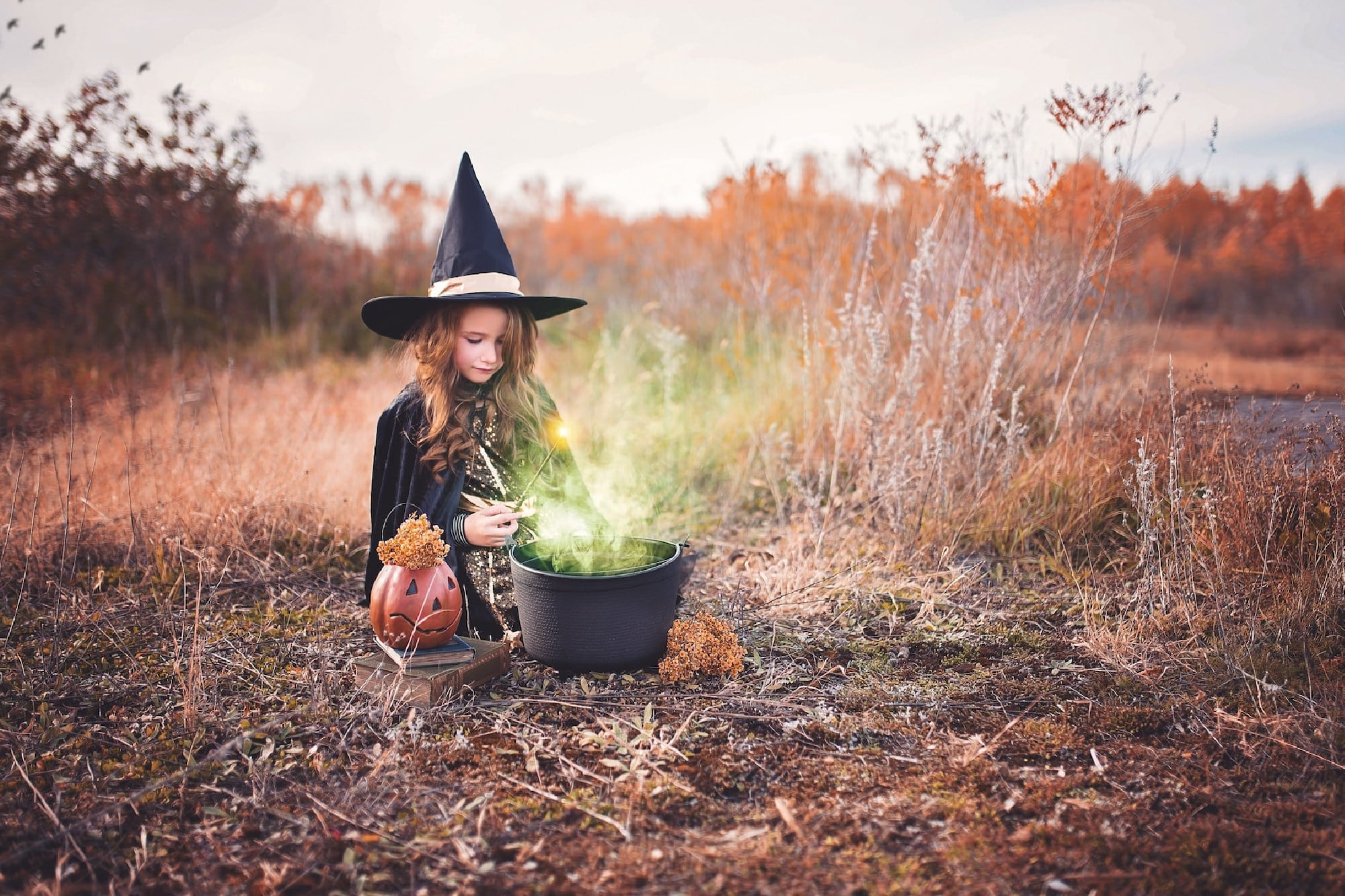 Los niños suelen disfracarse de brujas o fantasmas en la noche de Halloween