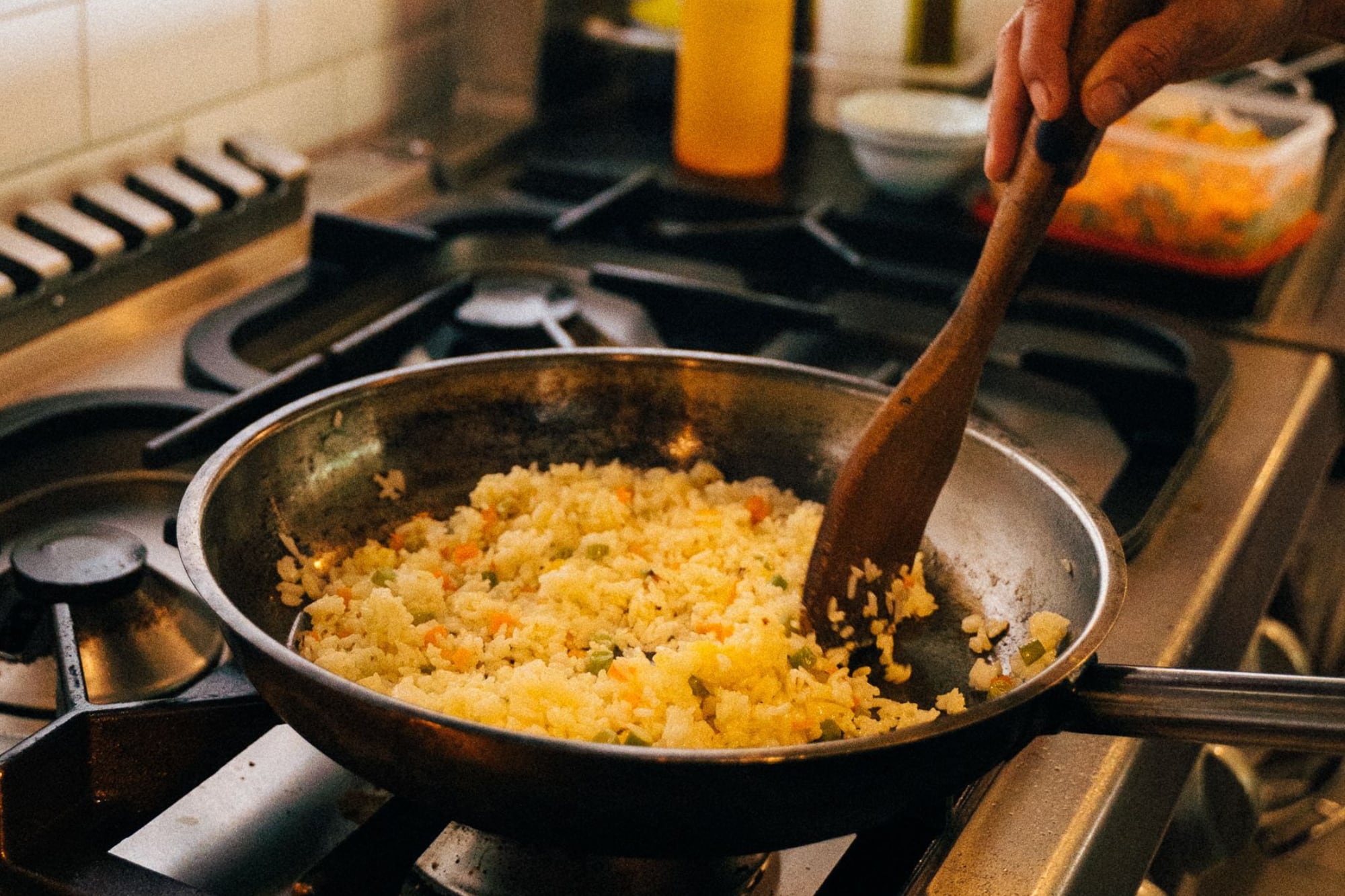 Los chefs españoles se plantan: "El arroz blanco no se hace con agua, sino con 2 hojas de laurel y caldo"