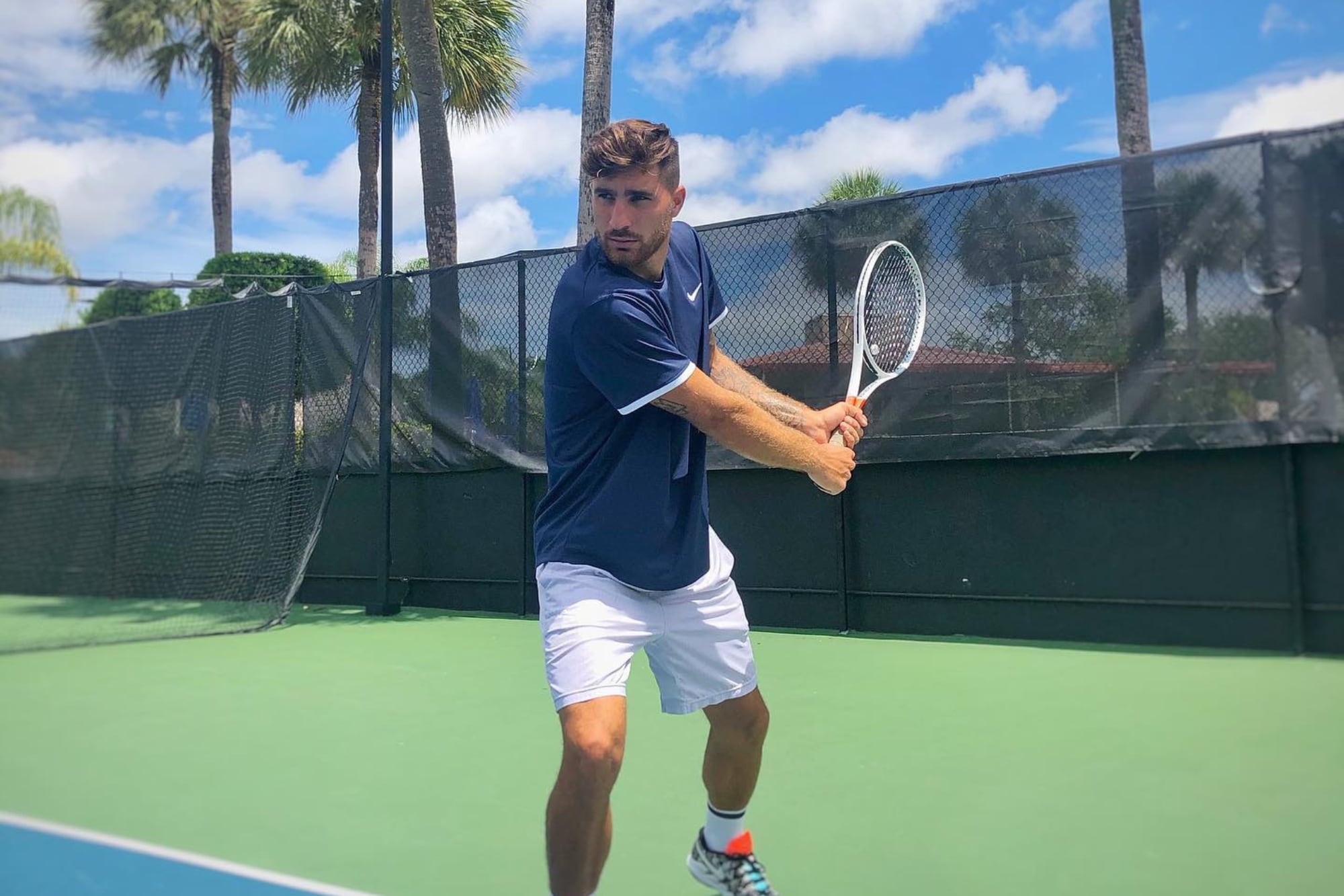 Actualmente se presenta como jugador profesional de pádel y preparador deportivo