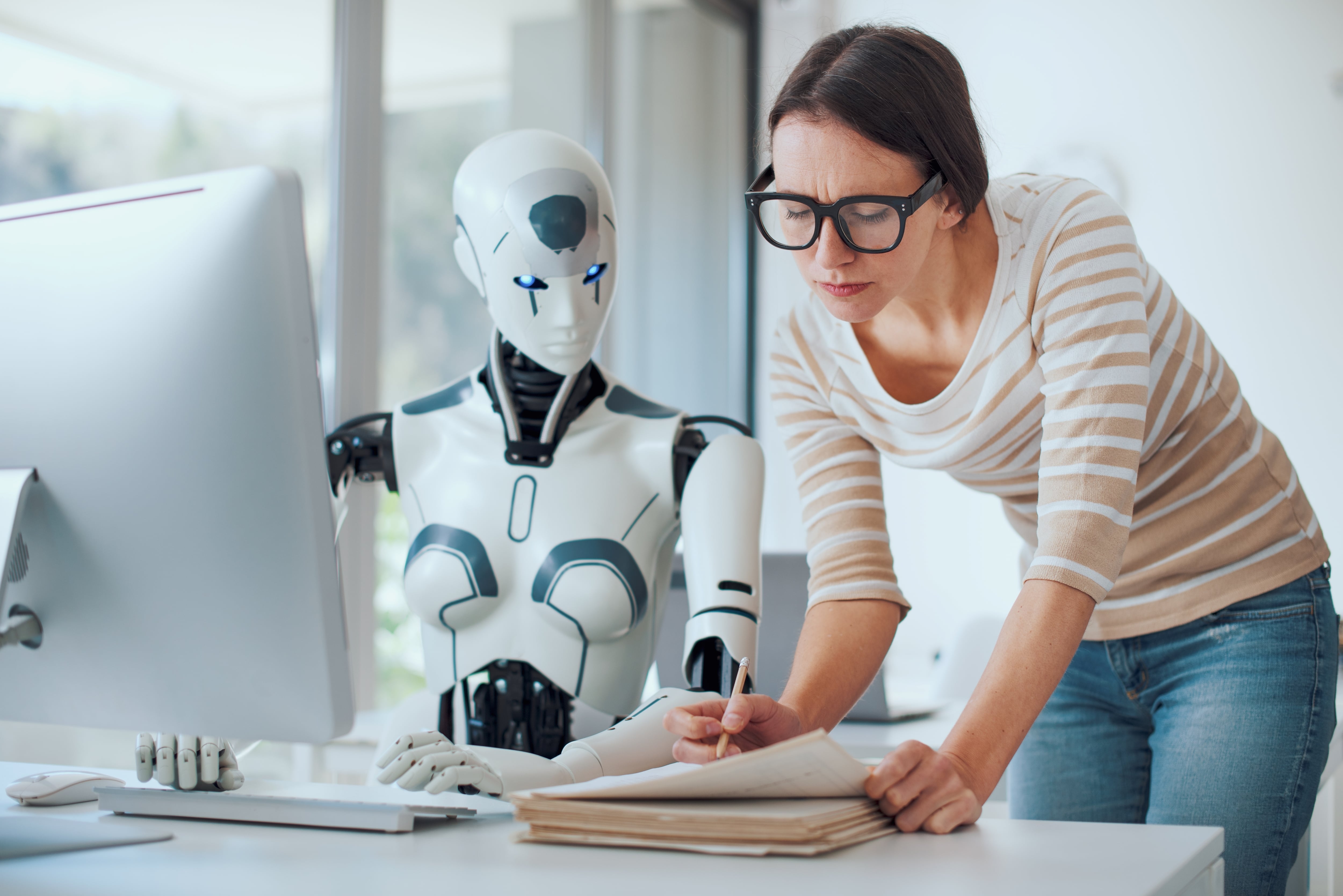 Los expertos consideran que la IA se convertirá en una capa integrada dentro de prácticamente todas las herramientas digitales que utilizamos
