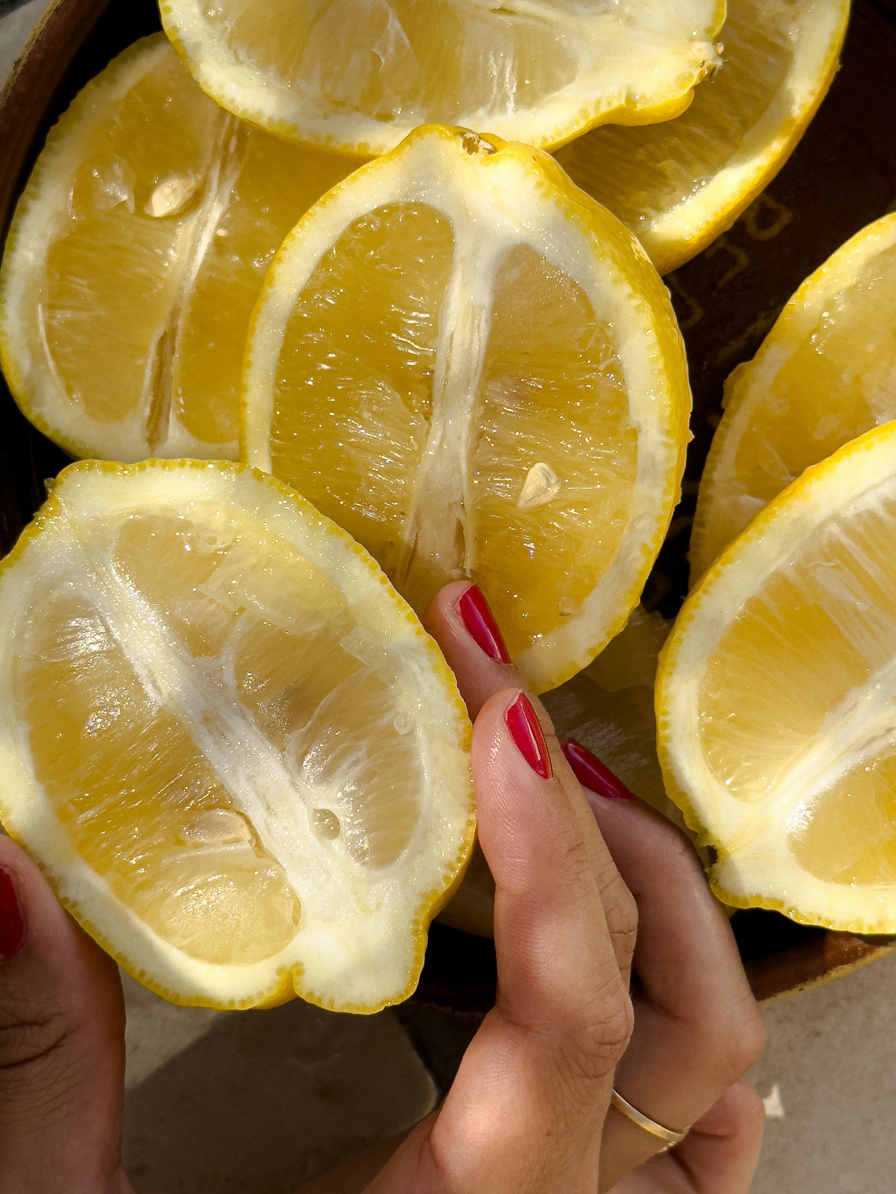 Si te quedó medio limón, deberías cubrir la pulpa con papel film y guardarlo en la heladera