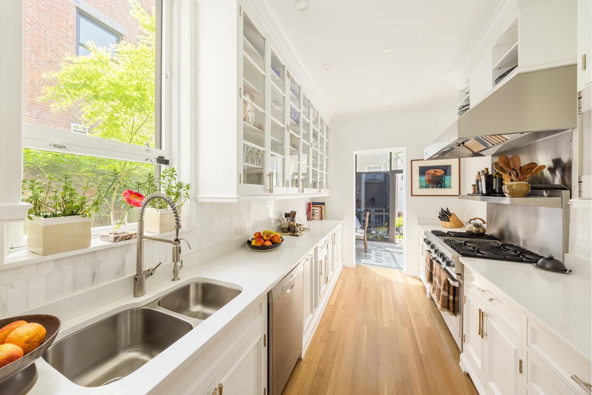 La mansión cuenta con dos cocinas completas (Douglas Elliman)