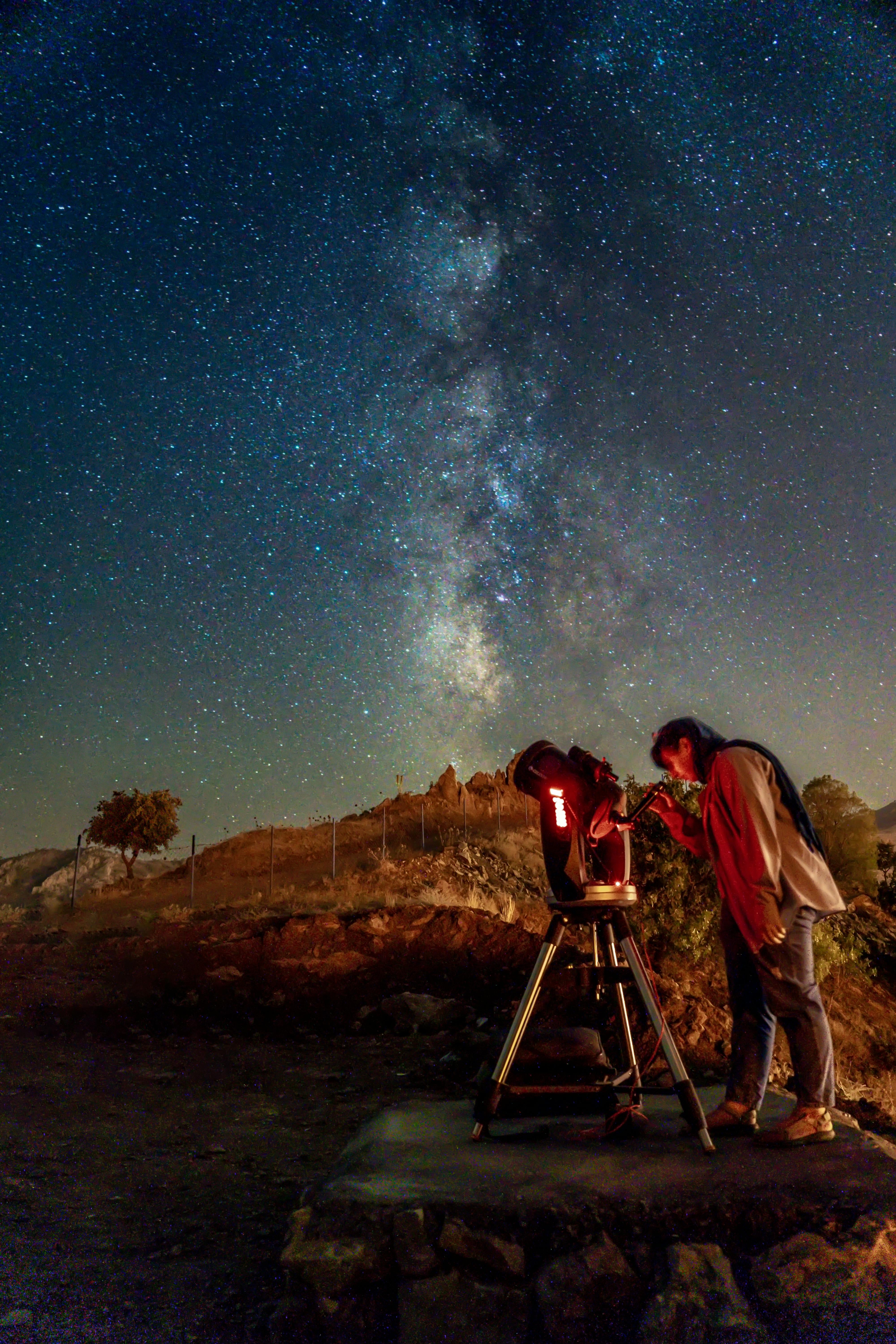 El mejor momento para ver el desfile planetario es después del atardecer y antes del amanecer (Pexels/Akbar Nemati)