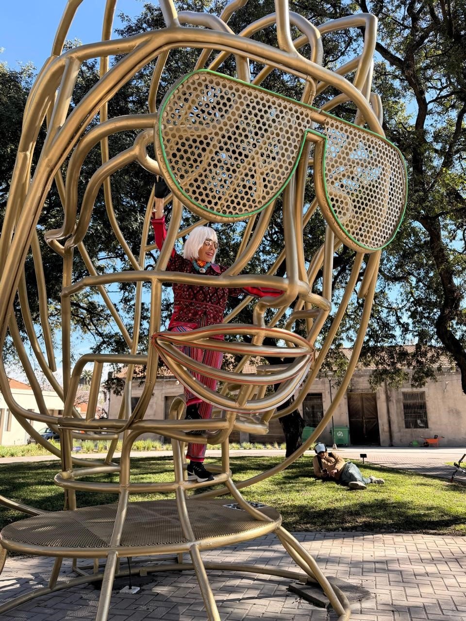 Minujín con la escultura que donó este año a Salta