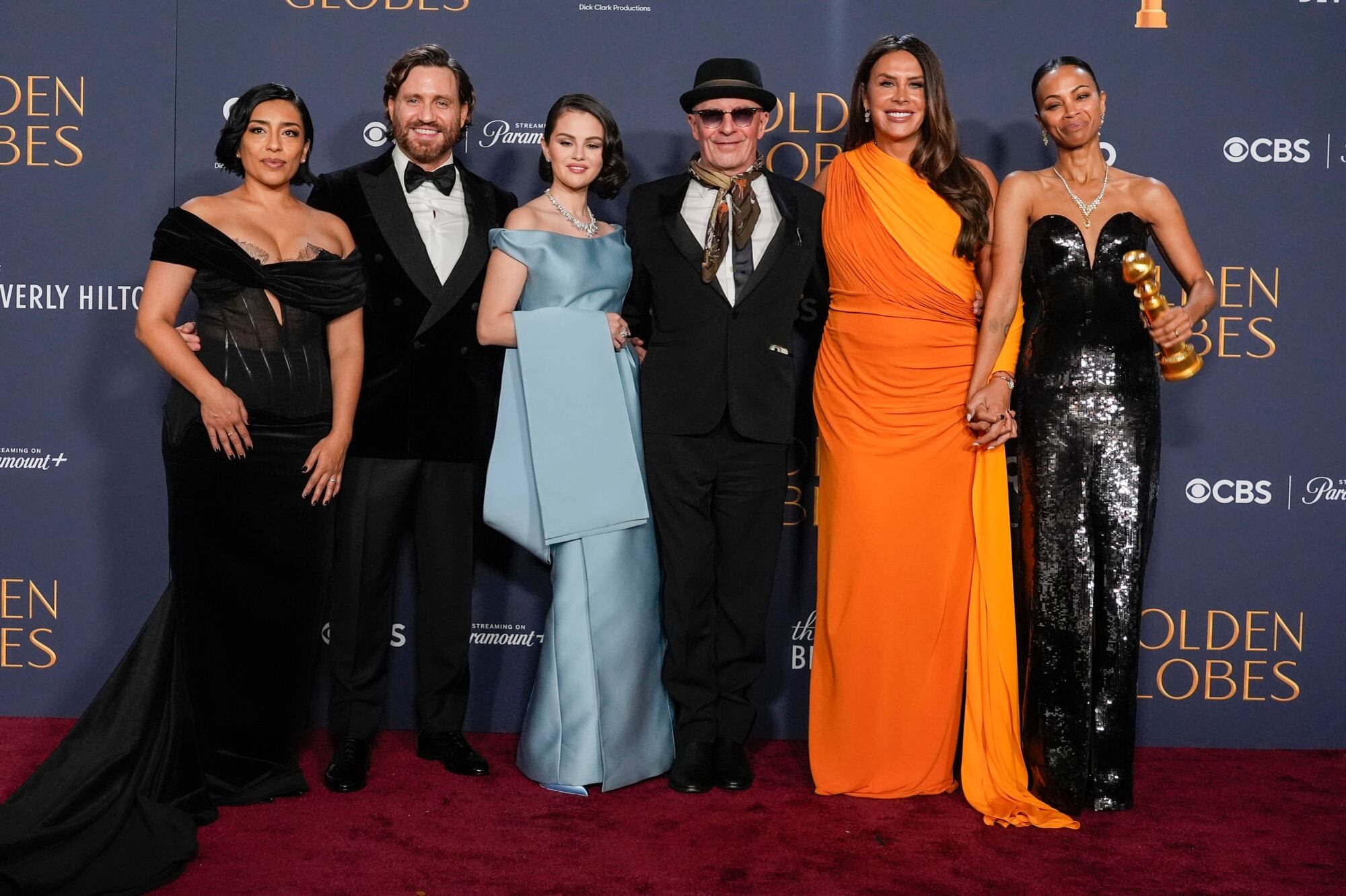 Adriana Paz, Edgar Ramírez, Selena Gomez, Jacques Audiard, Karla Sofia Gascón y Zoe Saldaña, en la entrega de los Globo de Oro 2025
