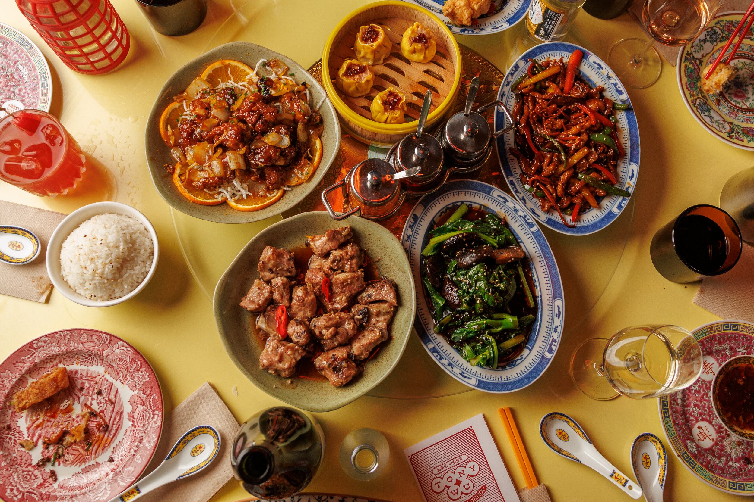 Los platos vienen con tres niveles de picante y se sirven acompañados de arroz y varias salsitas.