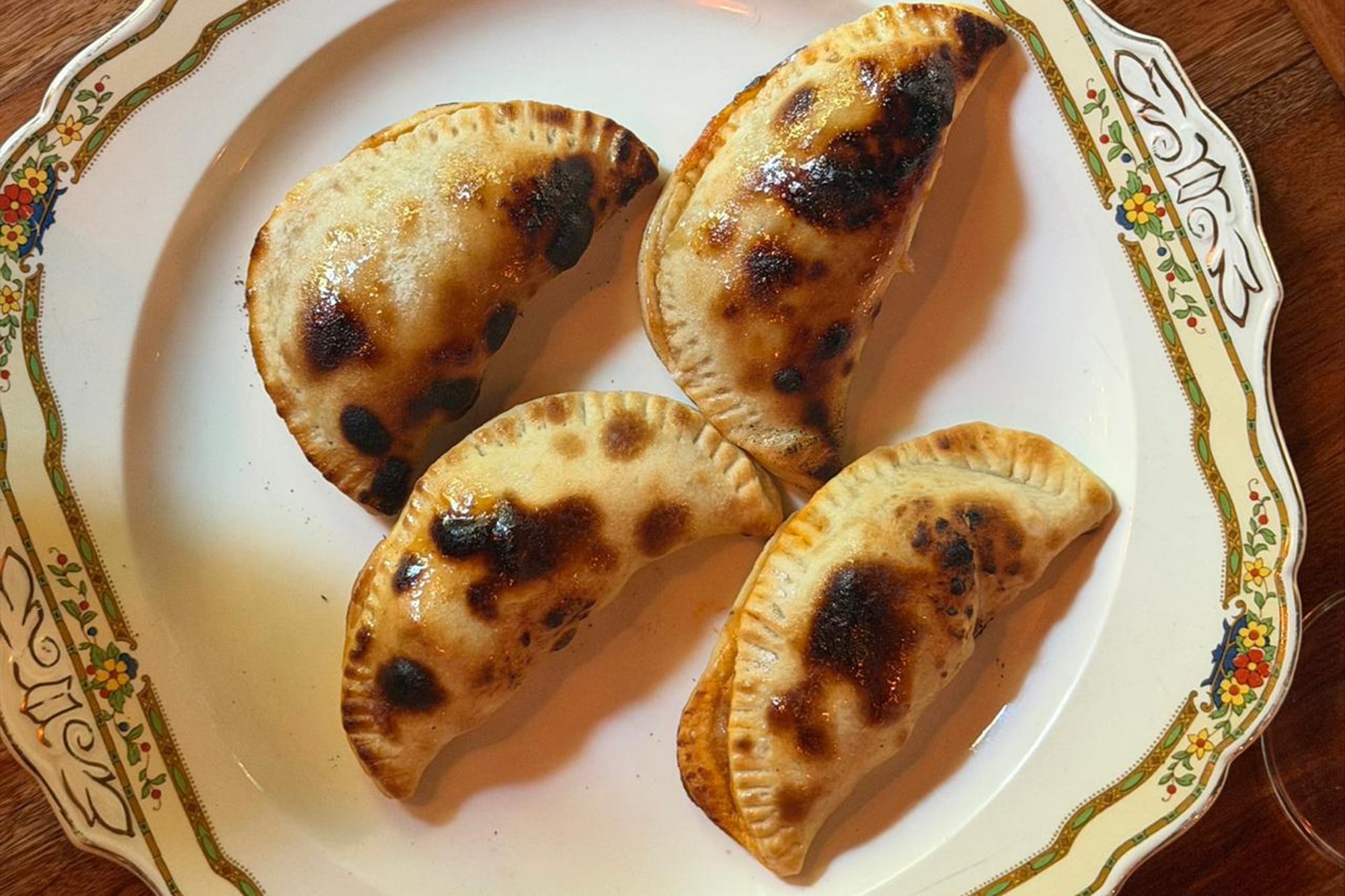 En el Mercado Faena en Pascua el lujo es probar las empanadas de vigilia, que luego no se repiten en todo el año