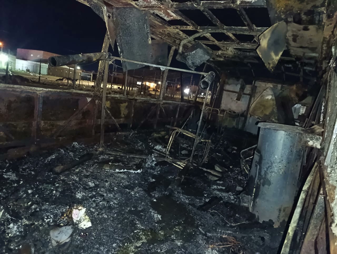 Cómo quedó el colectivo en el que vivía la familia.